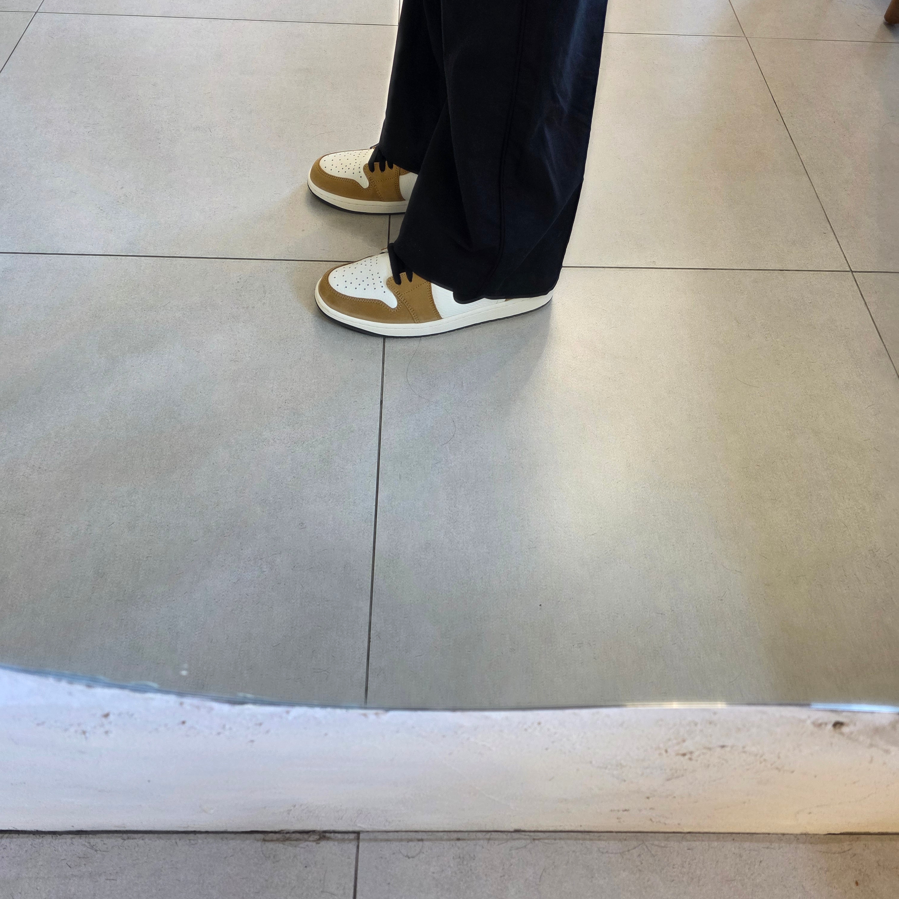 Jordan 1 Low OG Sail and Golden Harvest 착용 스타일 - 2