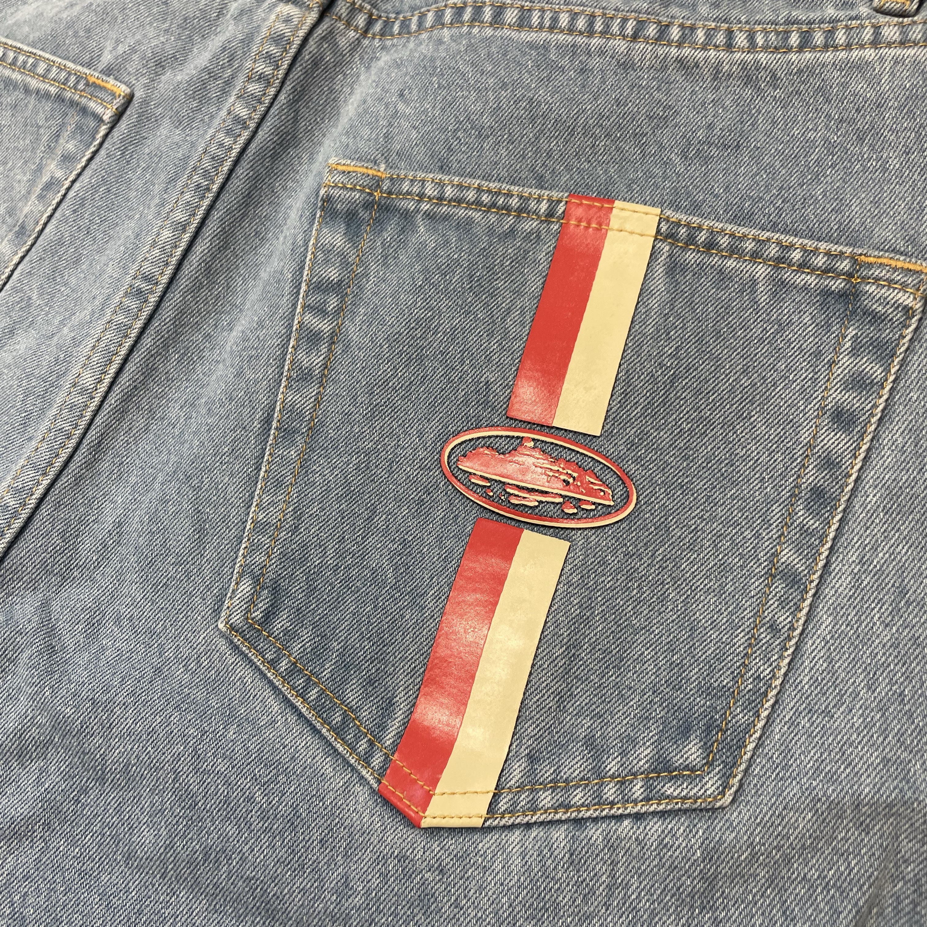 Corteiz Dual Stripe Baggy Jeans Stonewash 착용 스타일
