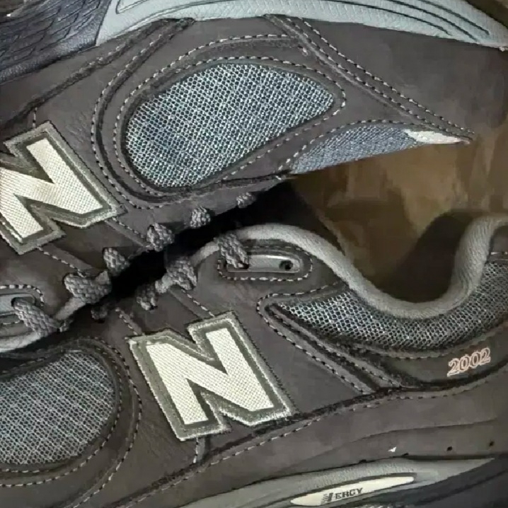 New Balance 2002R Dark Grey 착용 스타일