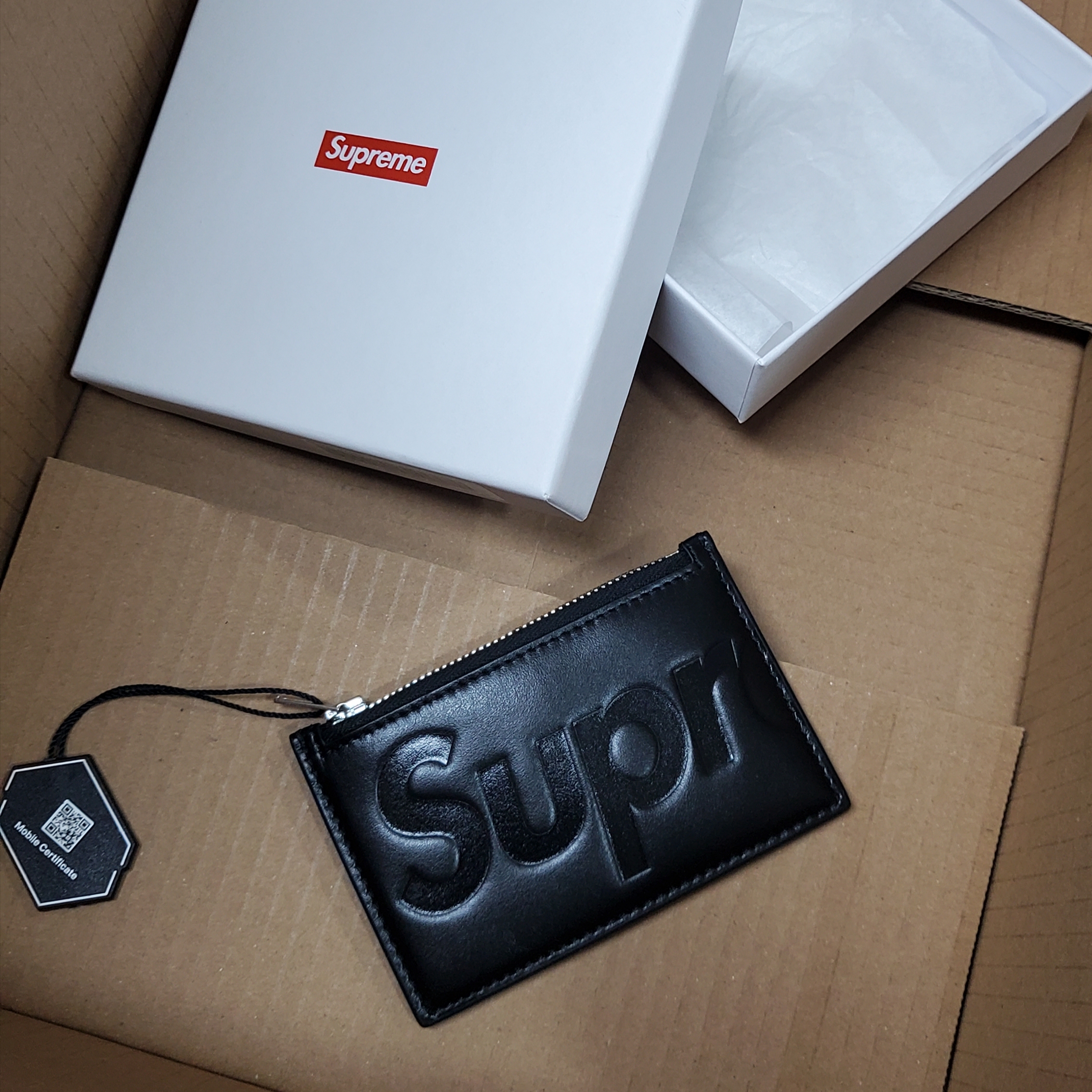 Supreme Leather Zip Card Holder Black 착용 스타일