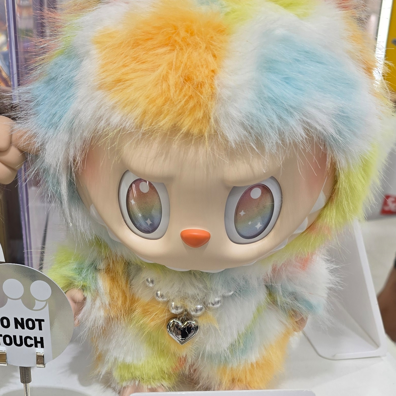 Pop Mart Labubu The Monsters Big Into Energy Series-Rock The Universe Vinyl Plush Doll 착용 스타일