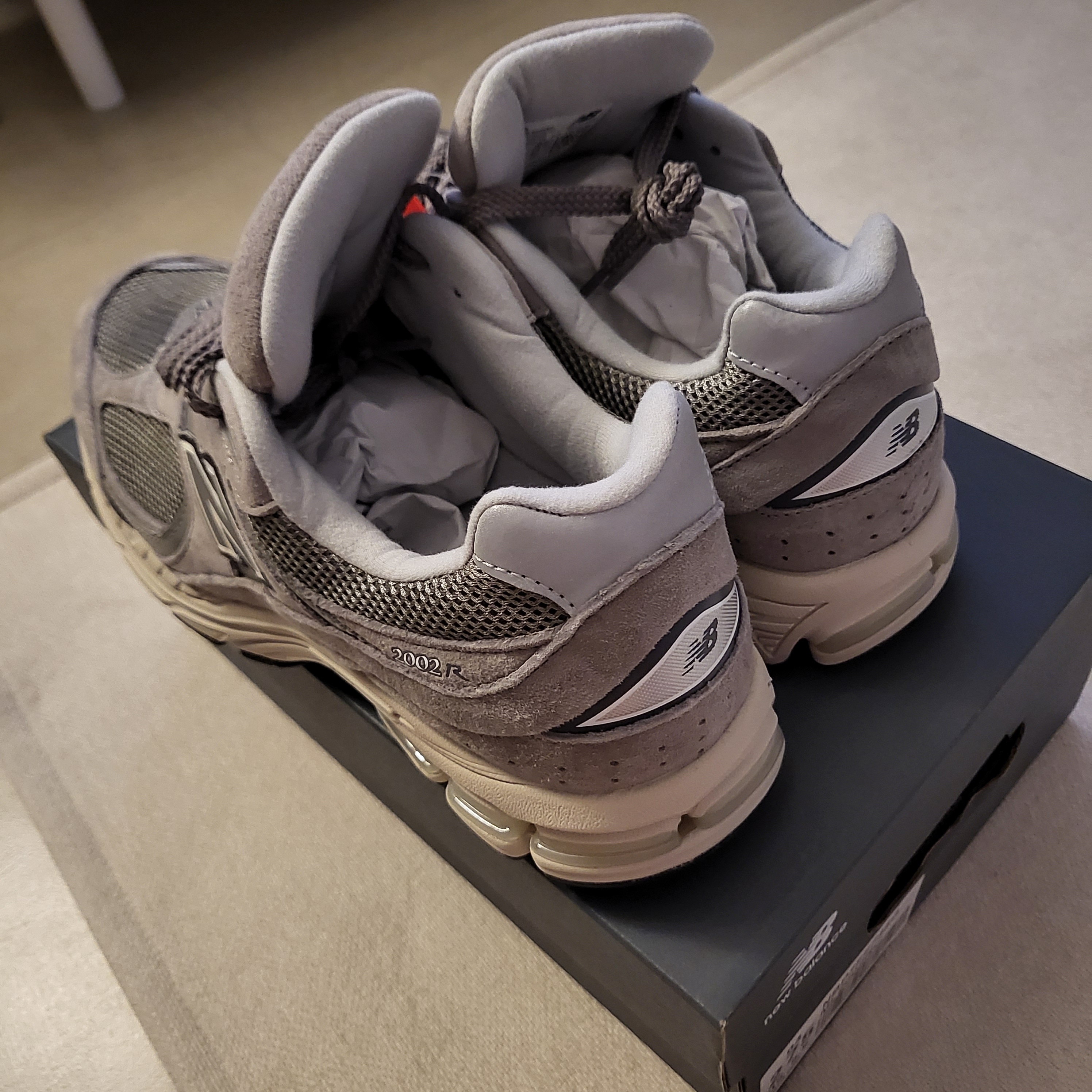 New Balance 2002R Grey 착용 스타일 - 4