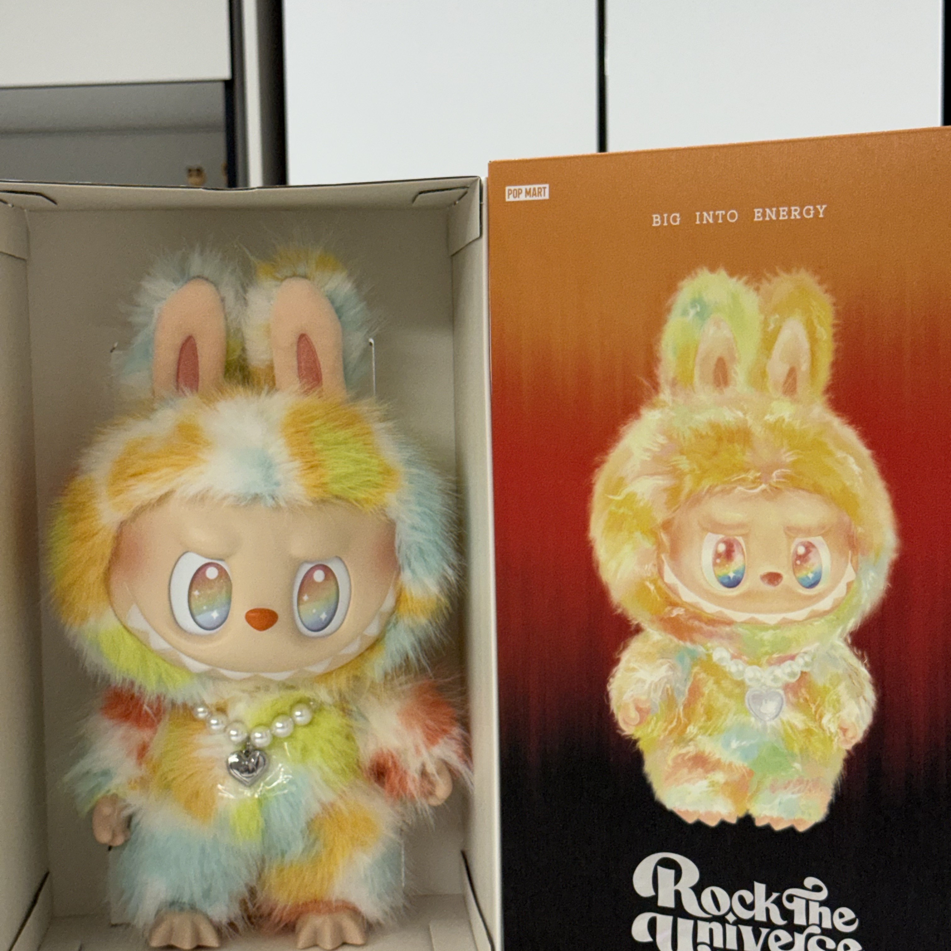 Pop Mart Labubu The Monsters Big Into Energy Series-Rock The Universe Vinyl Plush Doll, Pop Mart Labubu The Monsters Pin For Love Series Vinyl Plush Pendant Sealed Case (A-M) (14 Blind Boxes) 착용 스타일 - 3