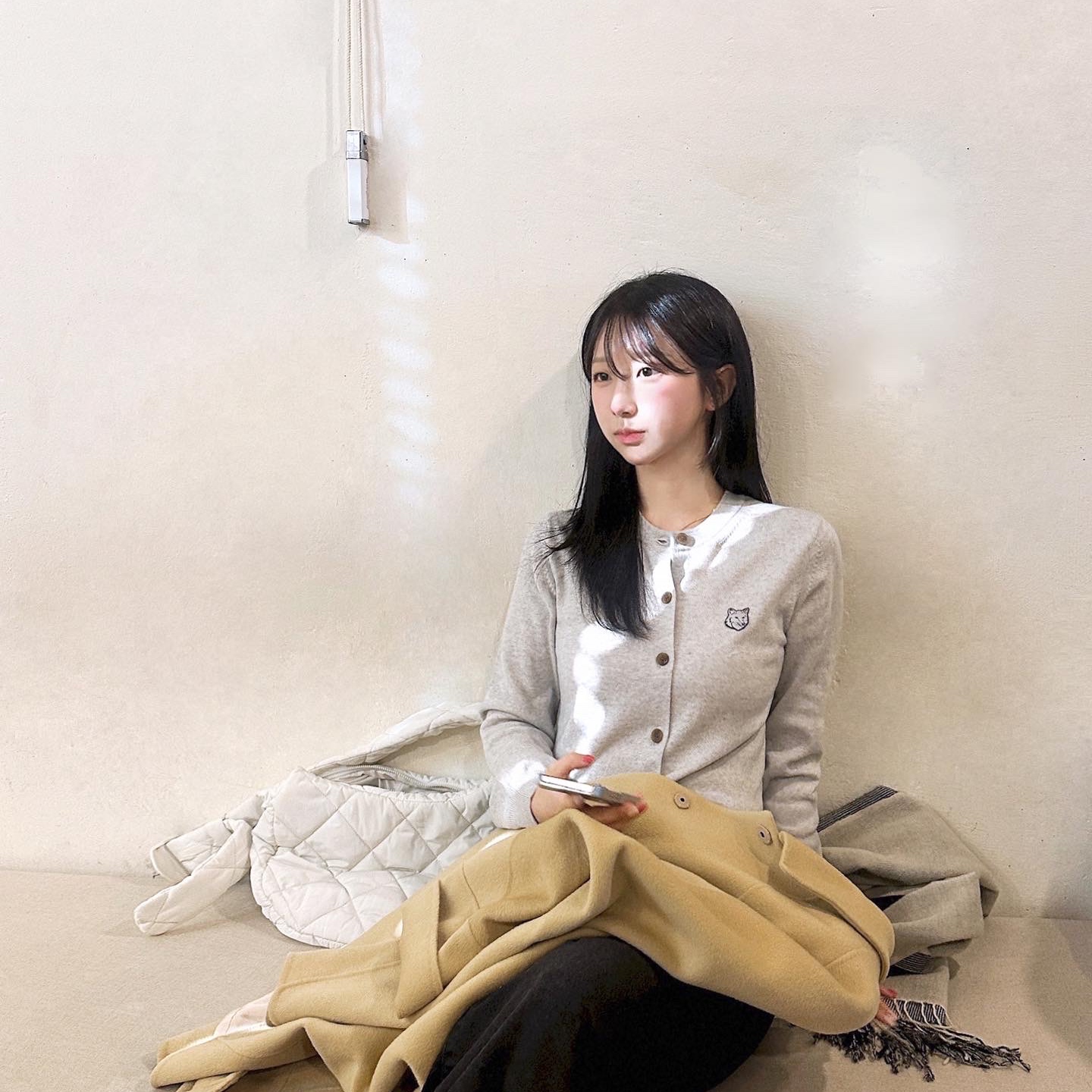 (W) Maison Kitsune Bold Fox Head Patch Regular Cardigan Light Grey Melange 착용 스타일 - 4