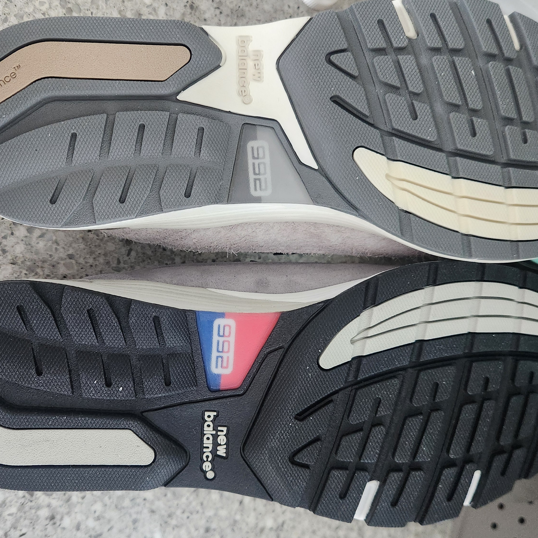 New Balance 992 Made in USA Moonrock Mushroom, New Balance 992 Made in USA Core Grey Silver Metallic 착용 스타일 - 1