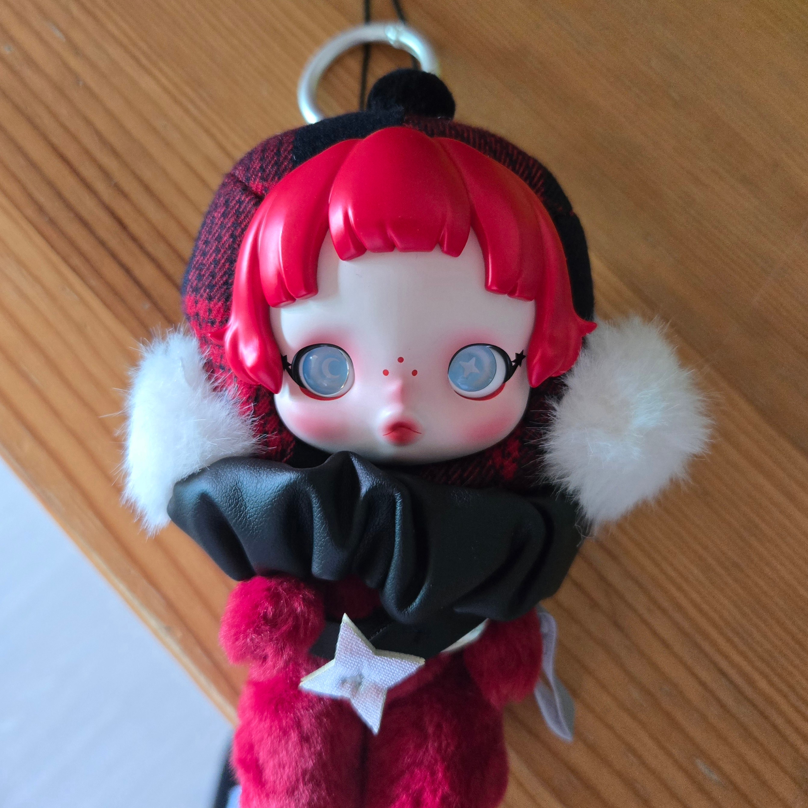 Pop Mart Skullpanda Winter Symphony Series Keyring Rock On (Opened Case) 착용 스타일