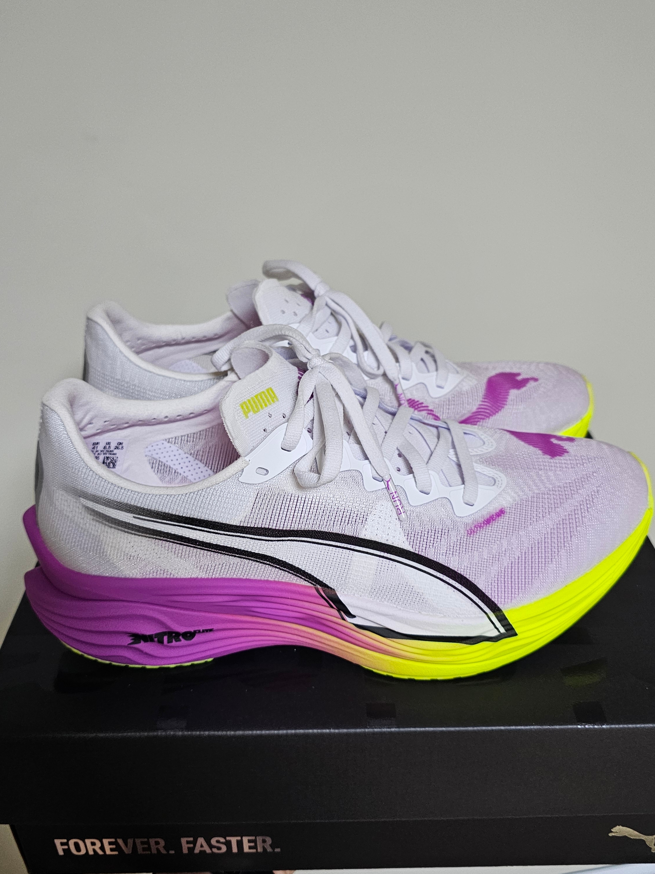 Puma Deviate Nitro Elite 3 White Pure Magenta, Adidas Adizero EVO SL Cloud White Core Black 착용 스타일 - 1