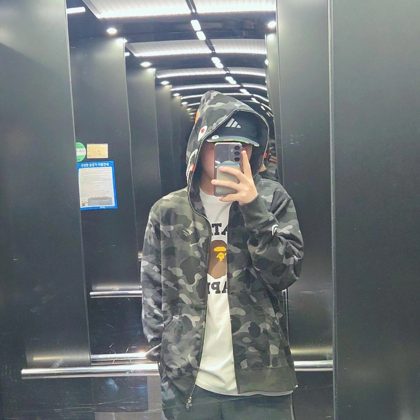 BAPE Color Camo Shark Full Zip Hoodie Black, BAPE College T-Shirt White 착용 스타일