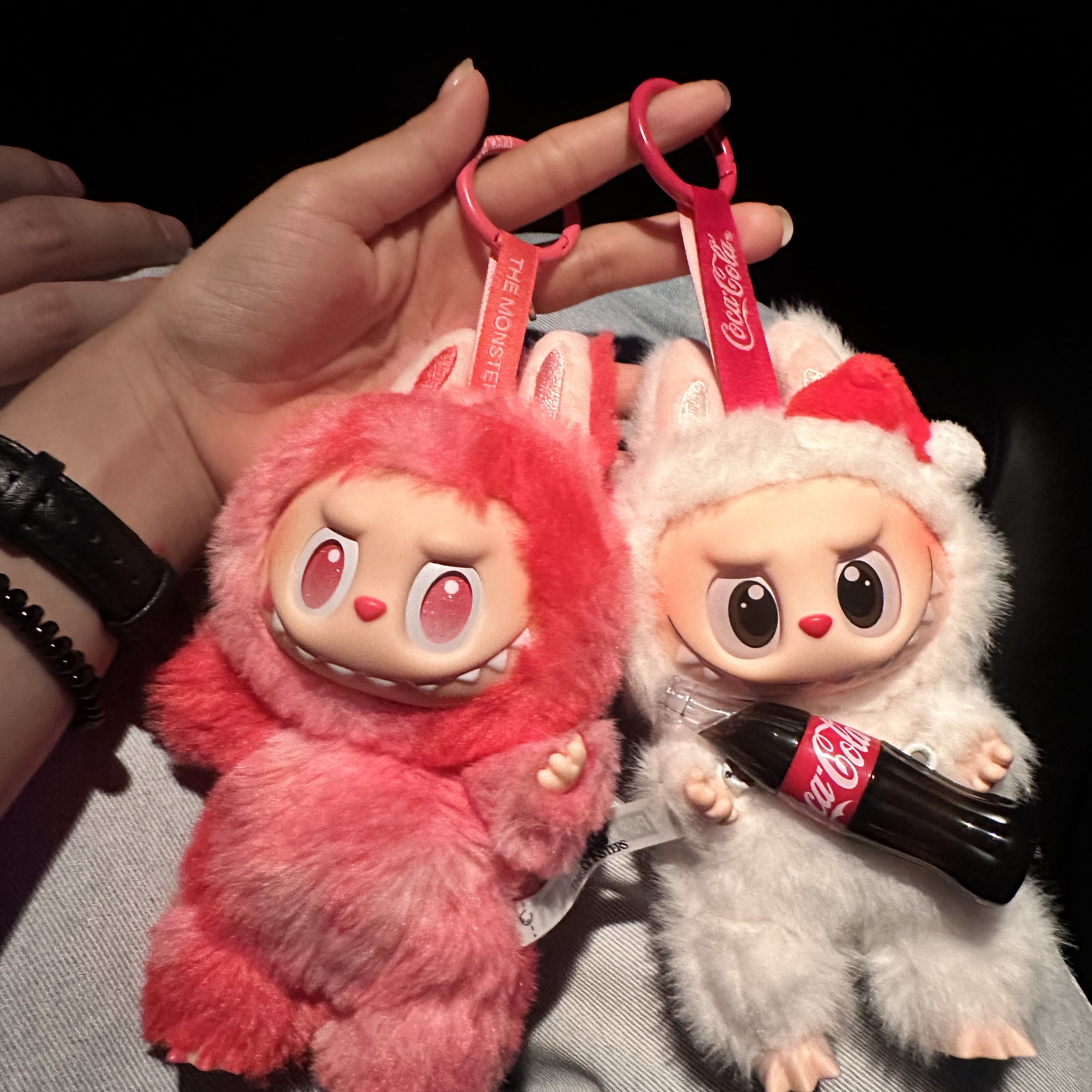 Pop Mart Labubu The Monsters Highlight Series Sealed Case (1 Blind Box), Pop Mart Labubu Coca Cola Series Keyring Sealed Case (1 Blind Box) 착용 스타일 - 1