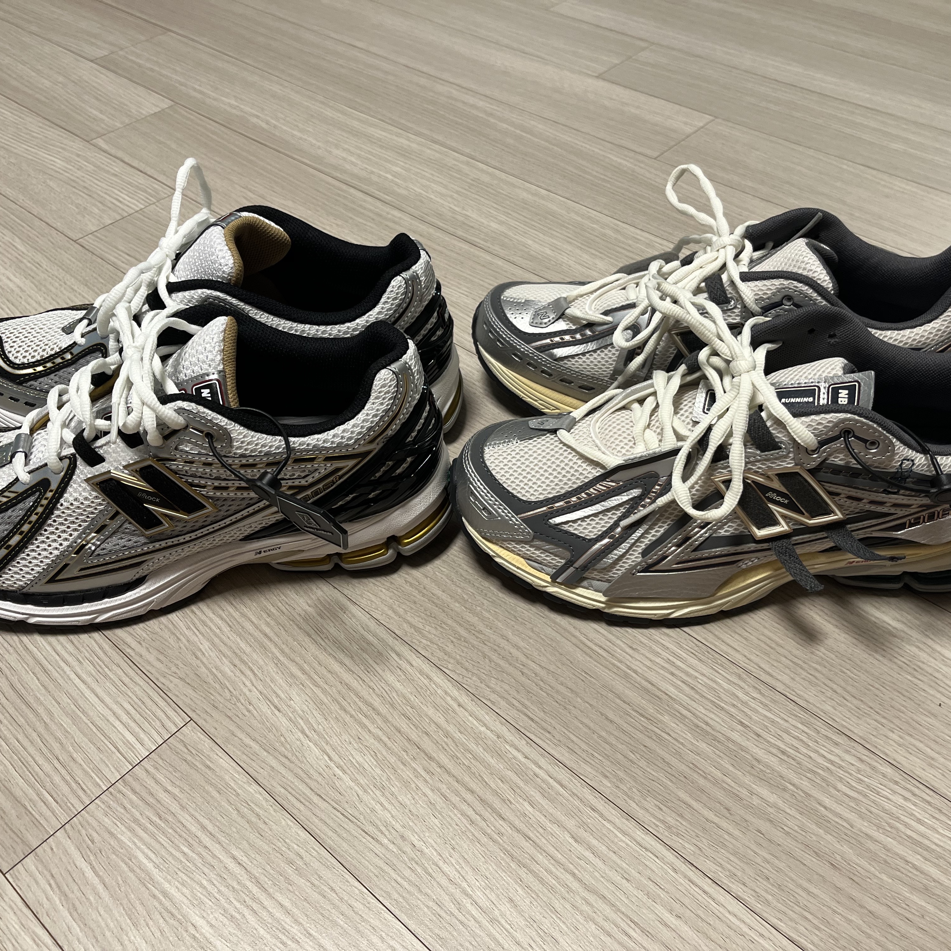 New Balance 1906A Silver Metallic Castlerock, New Balance 1906R White Gold 착용 스타일 - 4