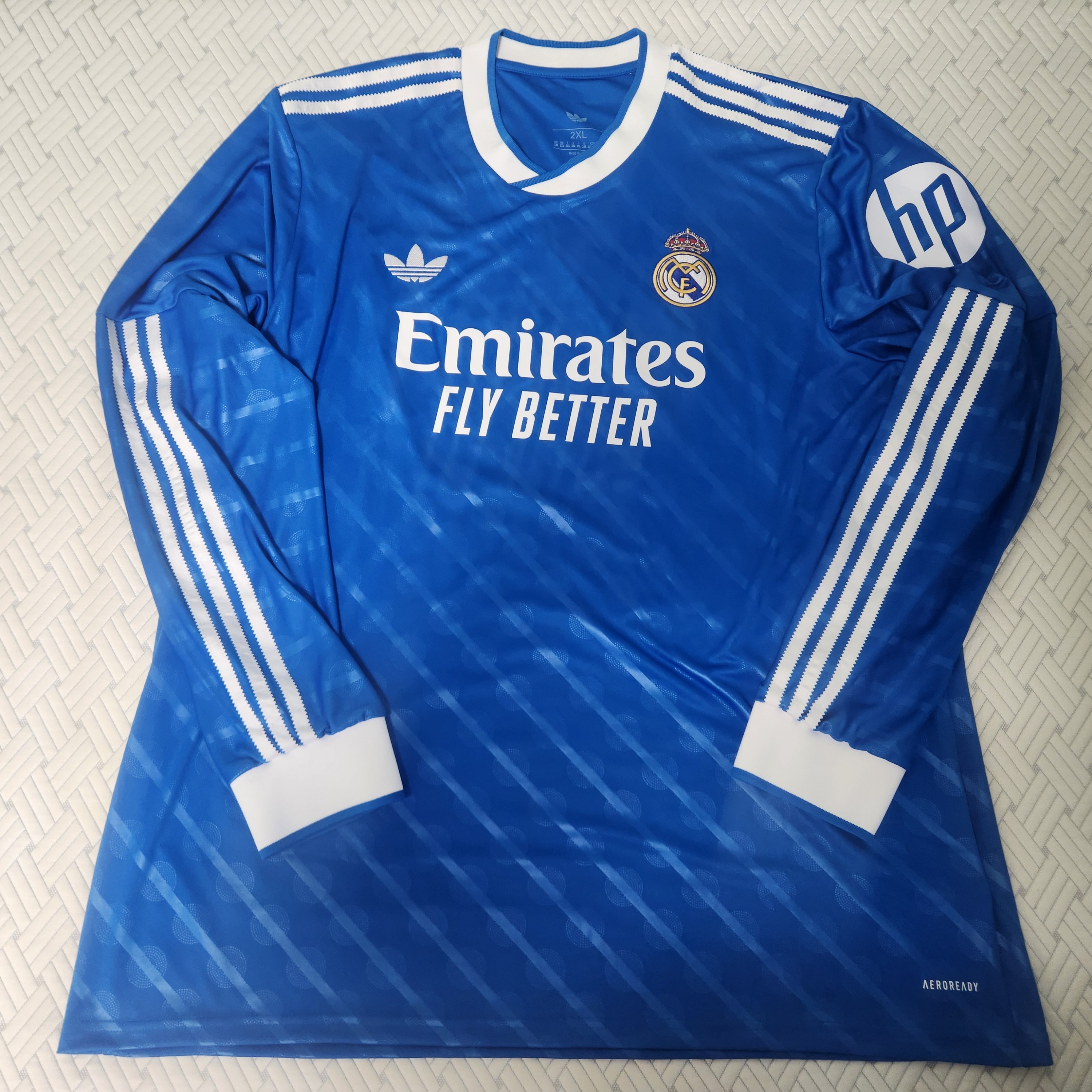 Adidas Real Madrid 2025/26 3rd Long Sleeve Jersey Blue Bird - US Sizing (Non Marking Ver.) 착용 스타일