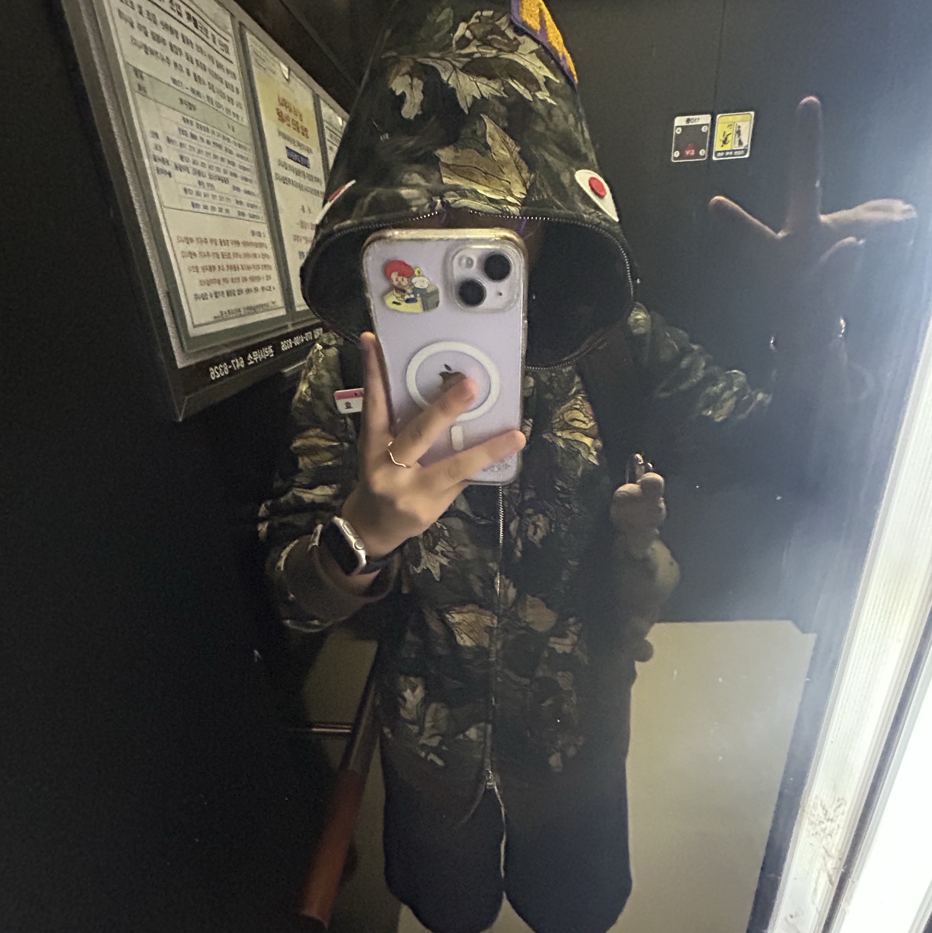 BAPE Tree Edge Camo Shark Full Zip Hoodie Brown, Apple iPhone 14 Plus 512GB Purple (Korean Ver.) 착용 스타일 - 1