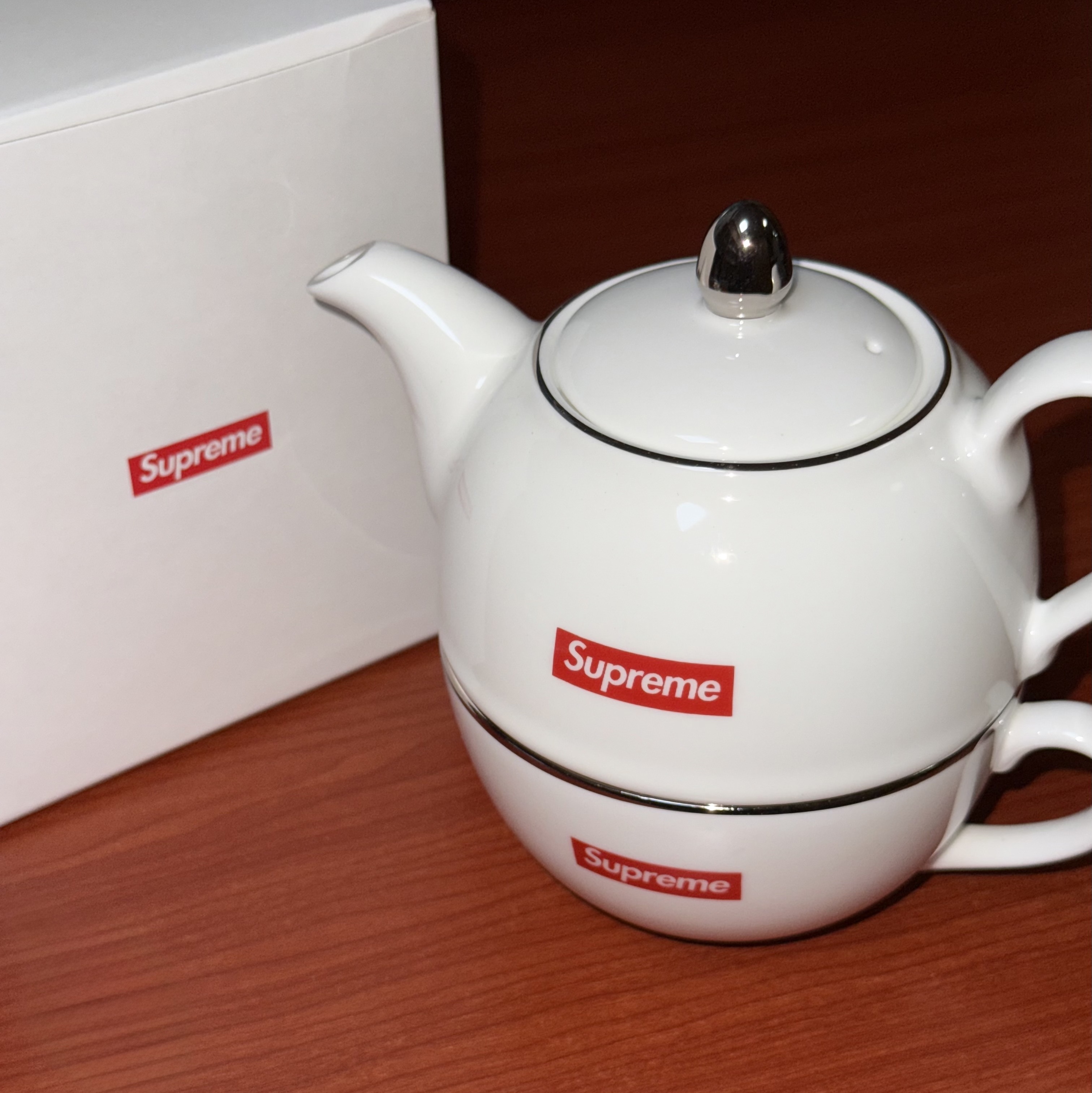 Supreme Tea Set White - 25FW 착용 스타일
