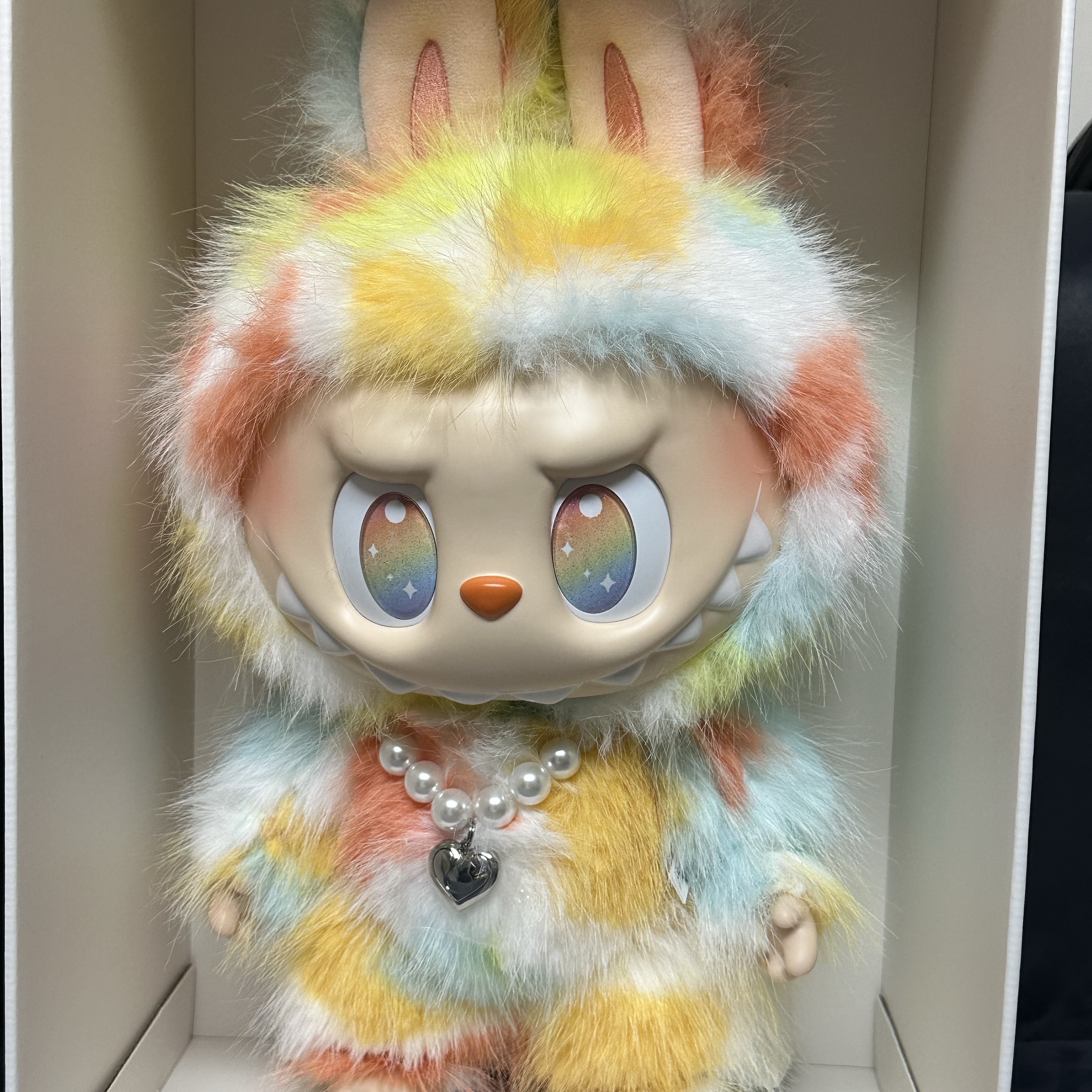Pop Mart Labubu The Monsters Big Into Energy Series-Rock The Universe Vinyl Plush Doll 착용 스타일