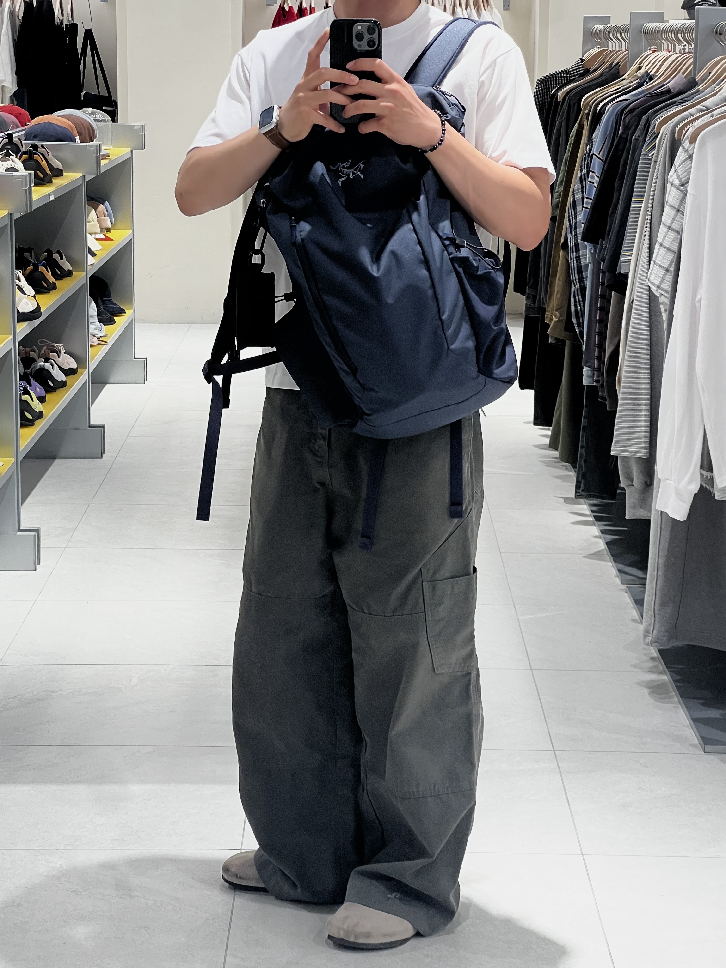 Arc'teryx Mantis 30 Backpack Black Sapphire 착용 스타일