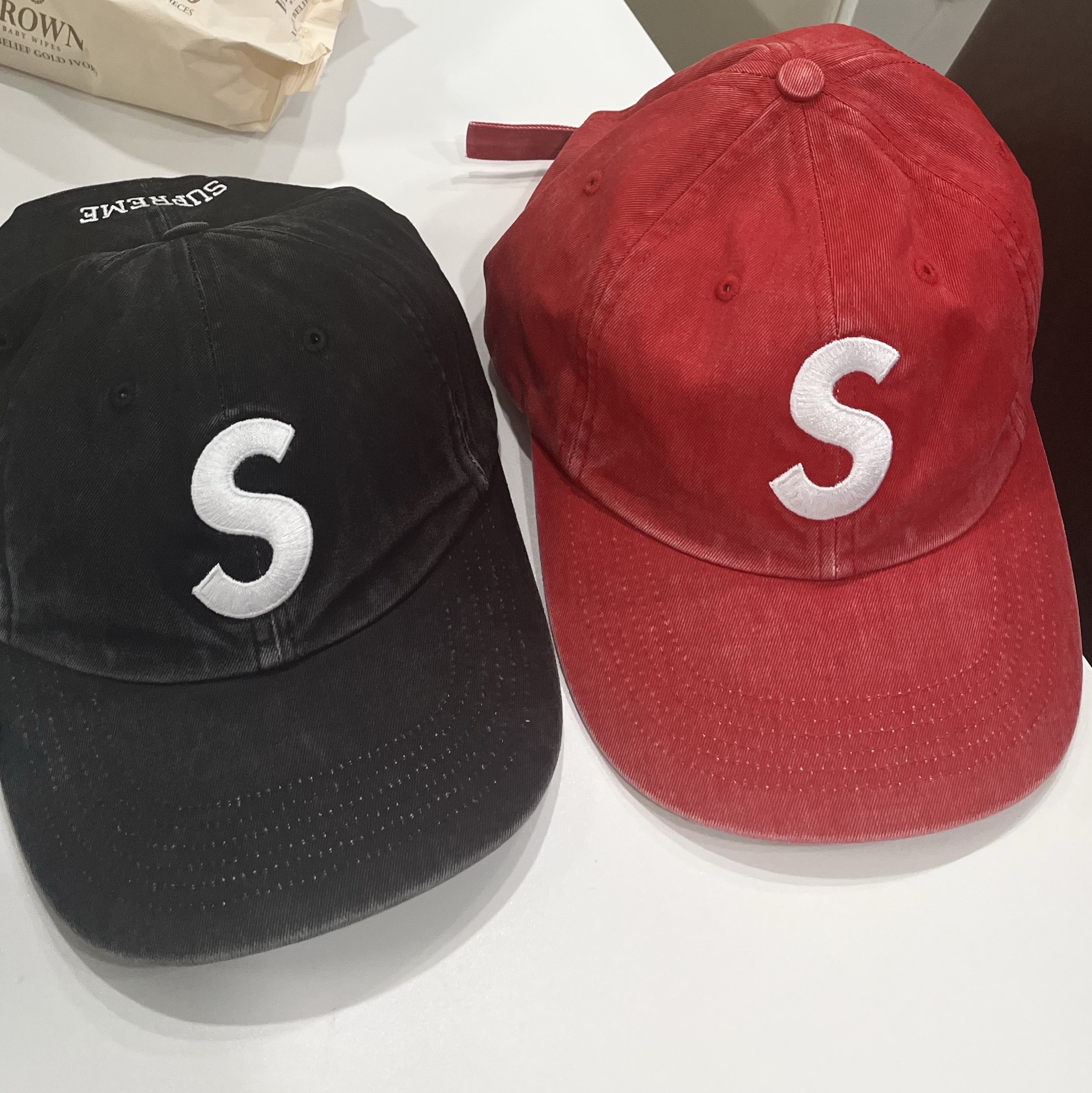 Supreme Pigment Coated S Logo 6-Panel Red - 25SS 착용 스타일