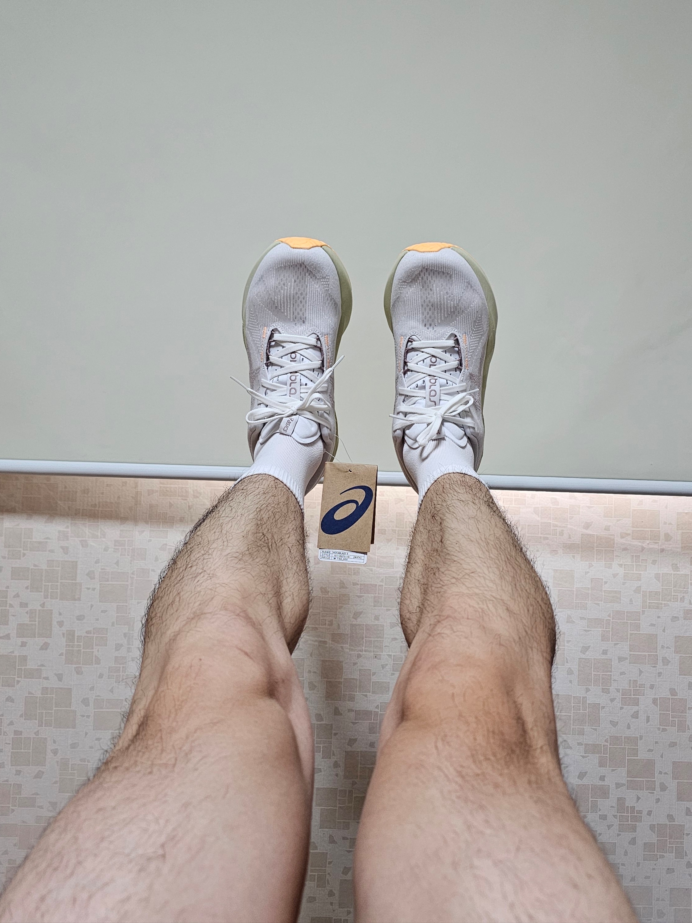 Asics Novablast 5 White Fawn - 2E Wide 착용 스타일
