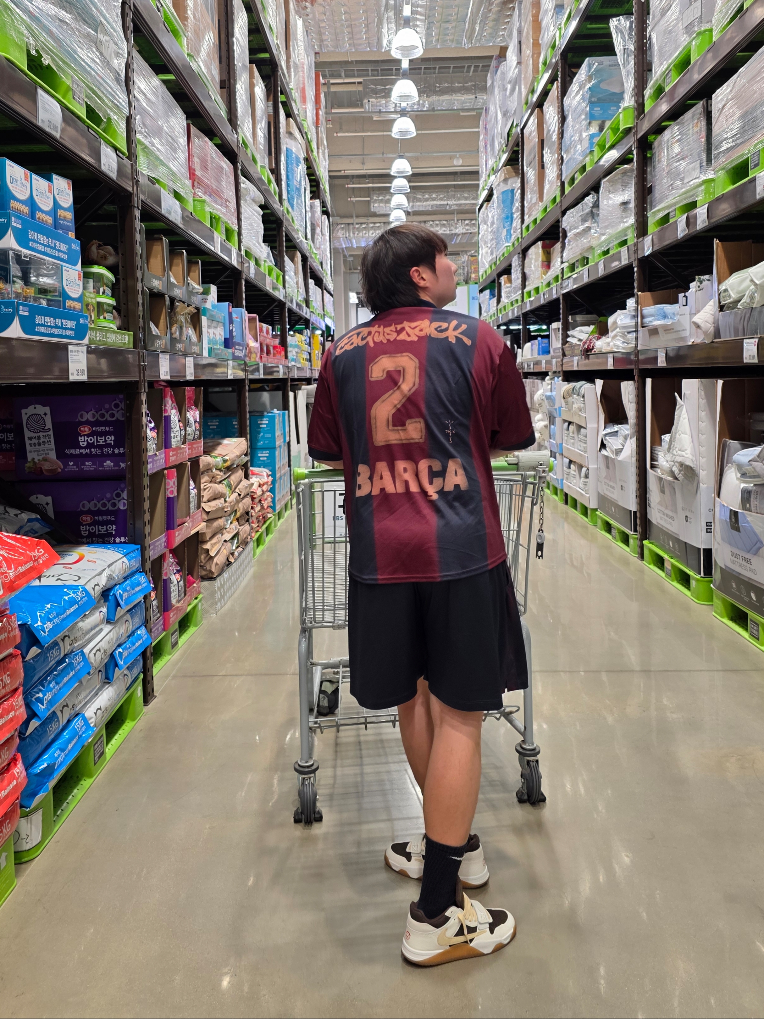 Nike FC Barcelona x Travis Scott Retro 2000/01 Home Skeleton Jersey Multicolor (Non Marking Ver.), Jordan x Travis Scott Jumpman Jack TR Sail and Dark Mocha 착용 스타일 - 1