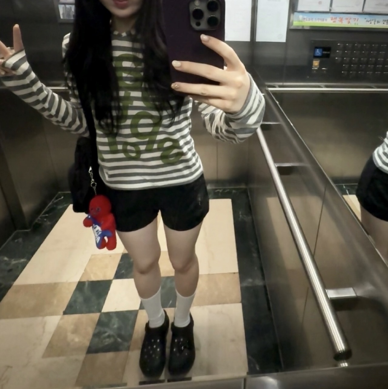[KREAM 단독] Safarispot 1/2 Ticketing Stripe Border Hoodie Gray, (W) Mischief Micro Washed Shorts Washed Black 착용 스타일 - 3