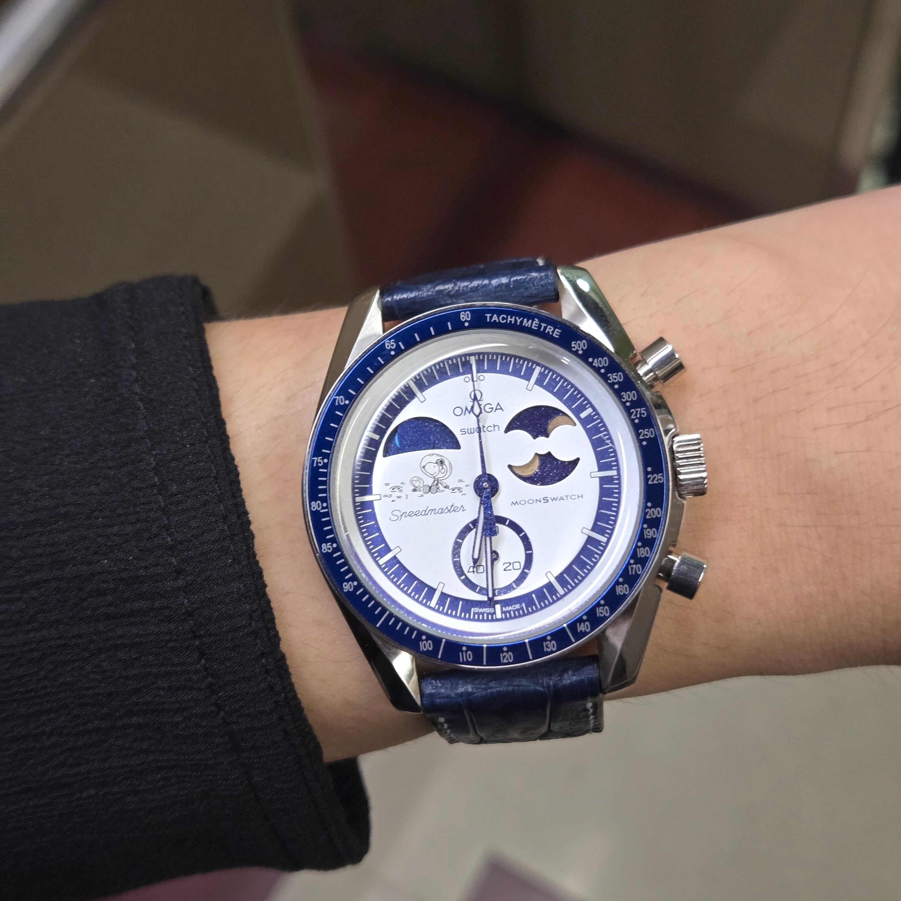 Swatch x Omega x Snoopy Bioceramic Moonswatch August's Mission To Earthphase 42mm Moonshine Gold 착용 스타일 - 3