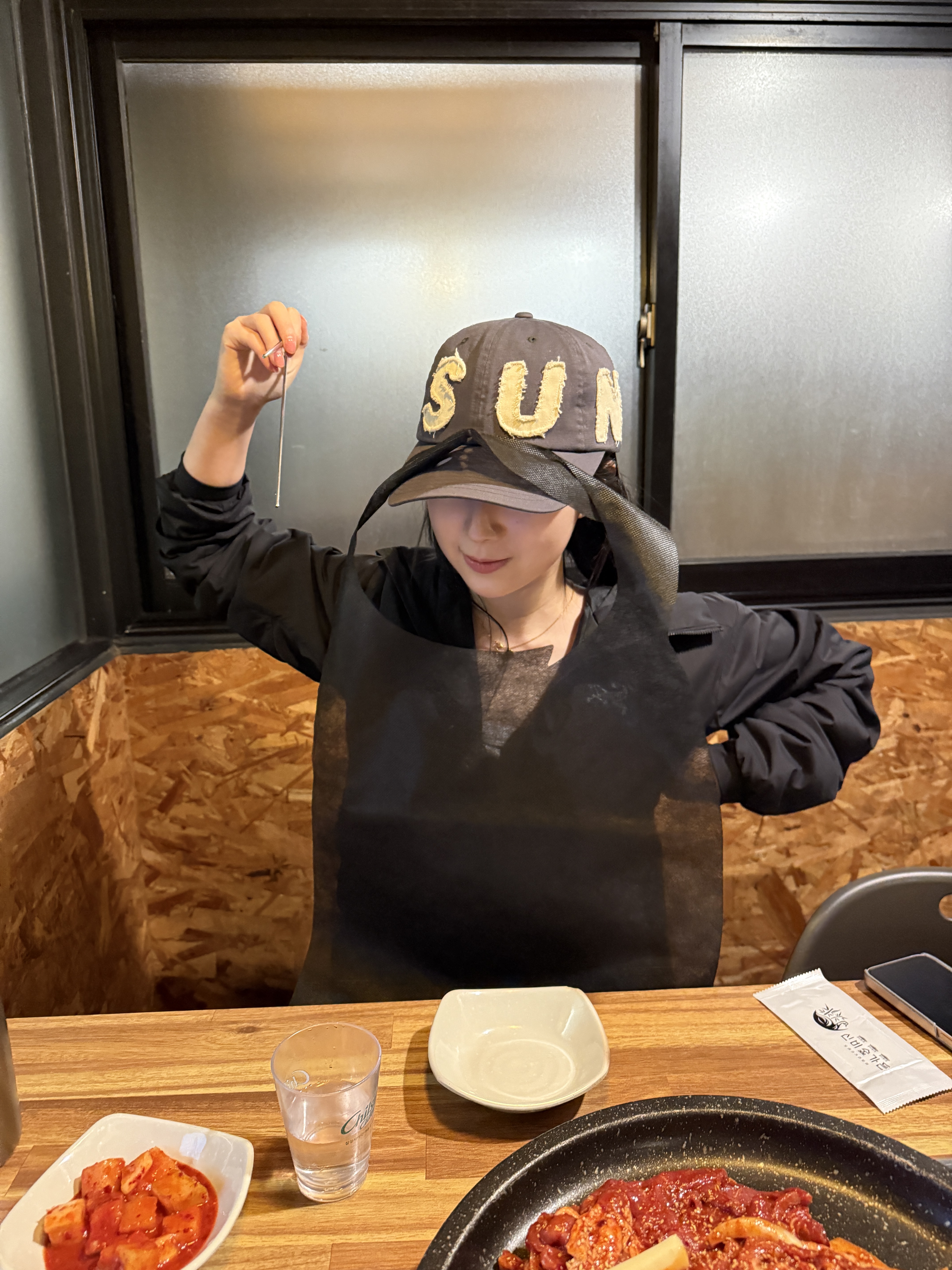 Sunlove Cut Off Capital Cap Charcoal, Arc'teryx Atom Hoody Black 착용 스타일 - 6