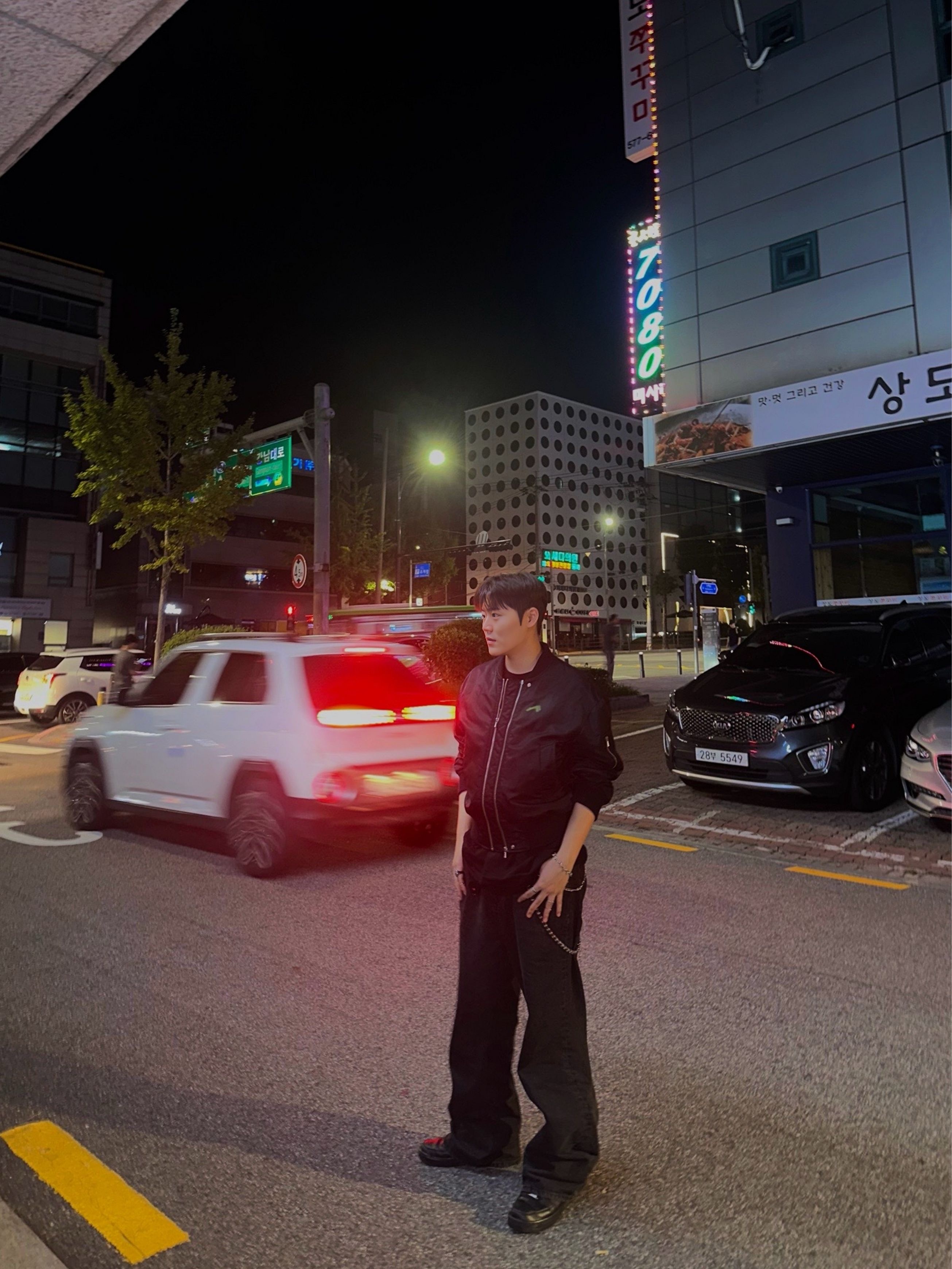 [KREAM 단독] STU Double Way Short Bomber Black, Nike Air Force 1 Mid '07 Black 착용 스타일 - 1