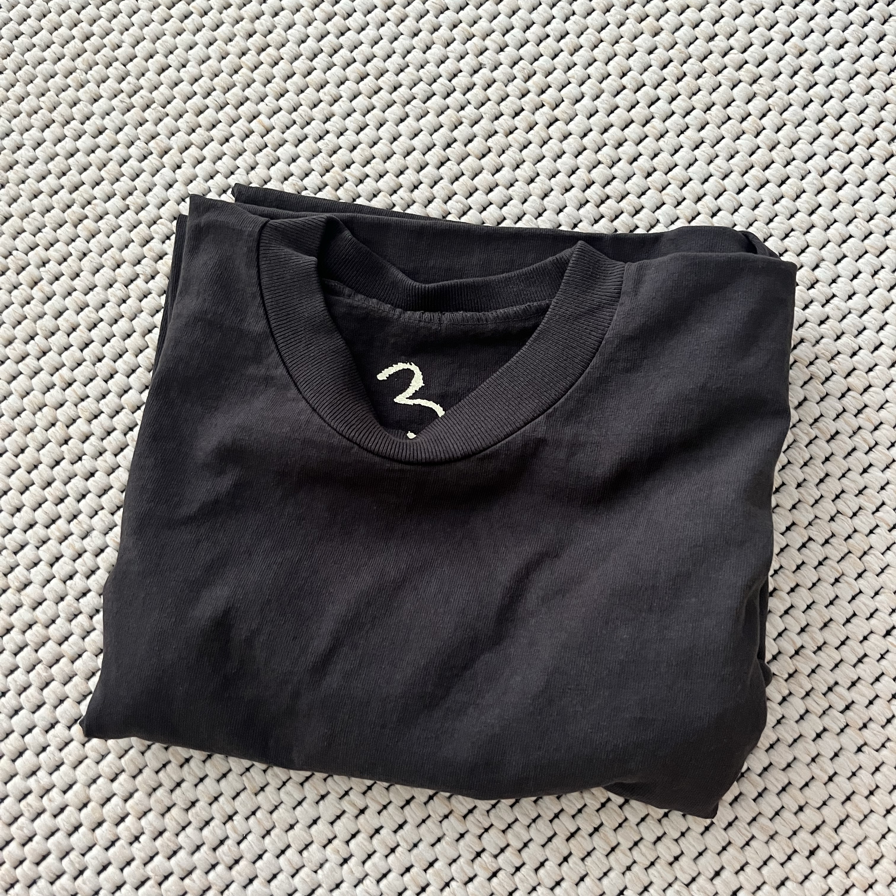 Yeezy One Box T-Shirt Black 착용 스타일 - 3