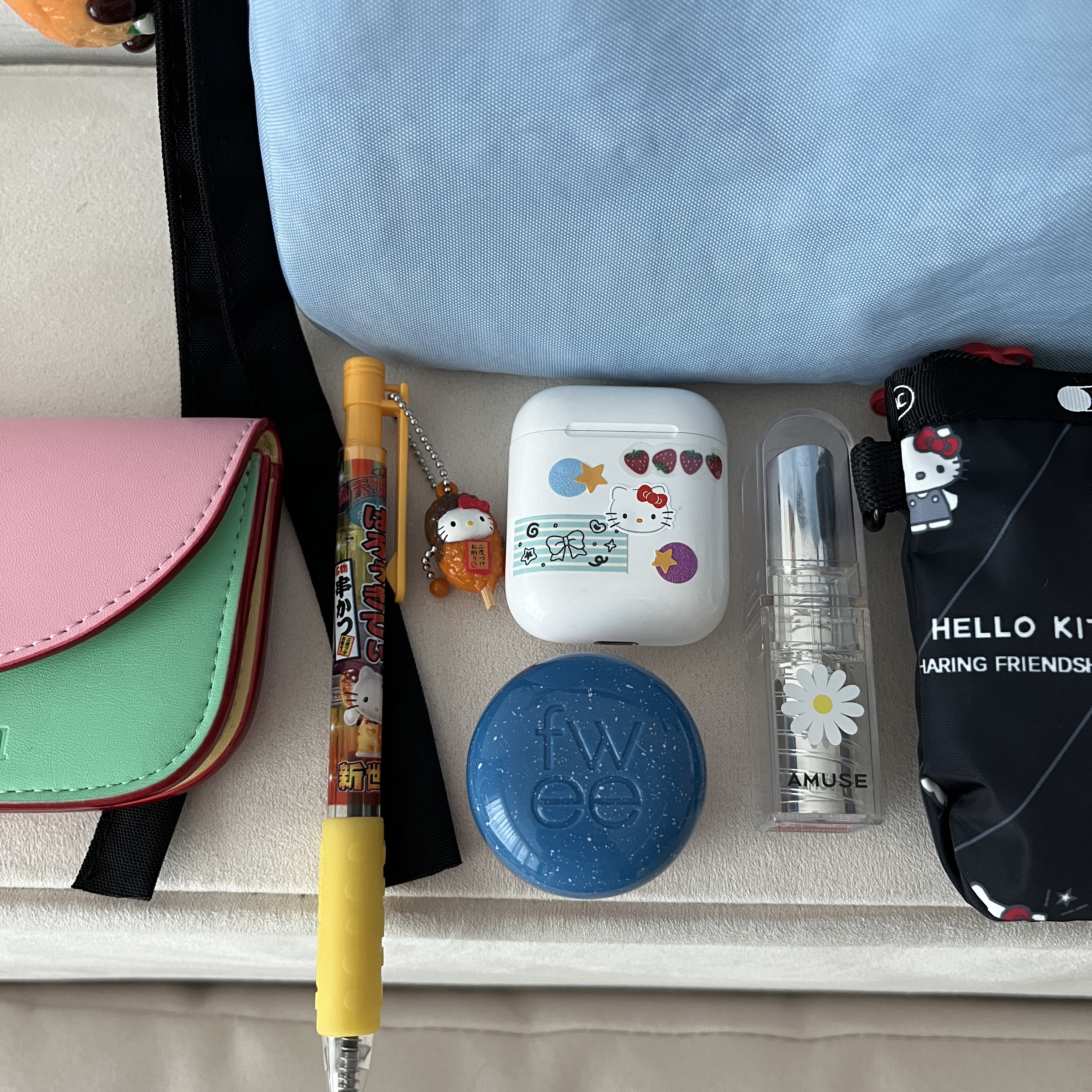 Sanrio Hello Kitty Mini Mascot Holder, Sandy Liang x Baggu Bow Mini Bag Powder Blue 착용 스타일 - 2