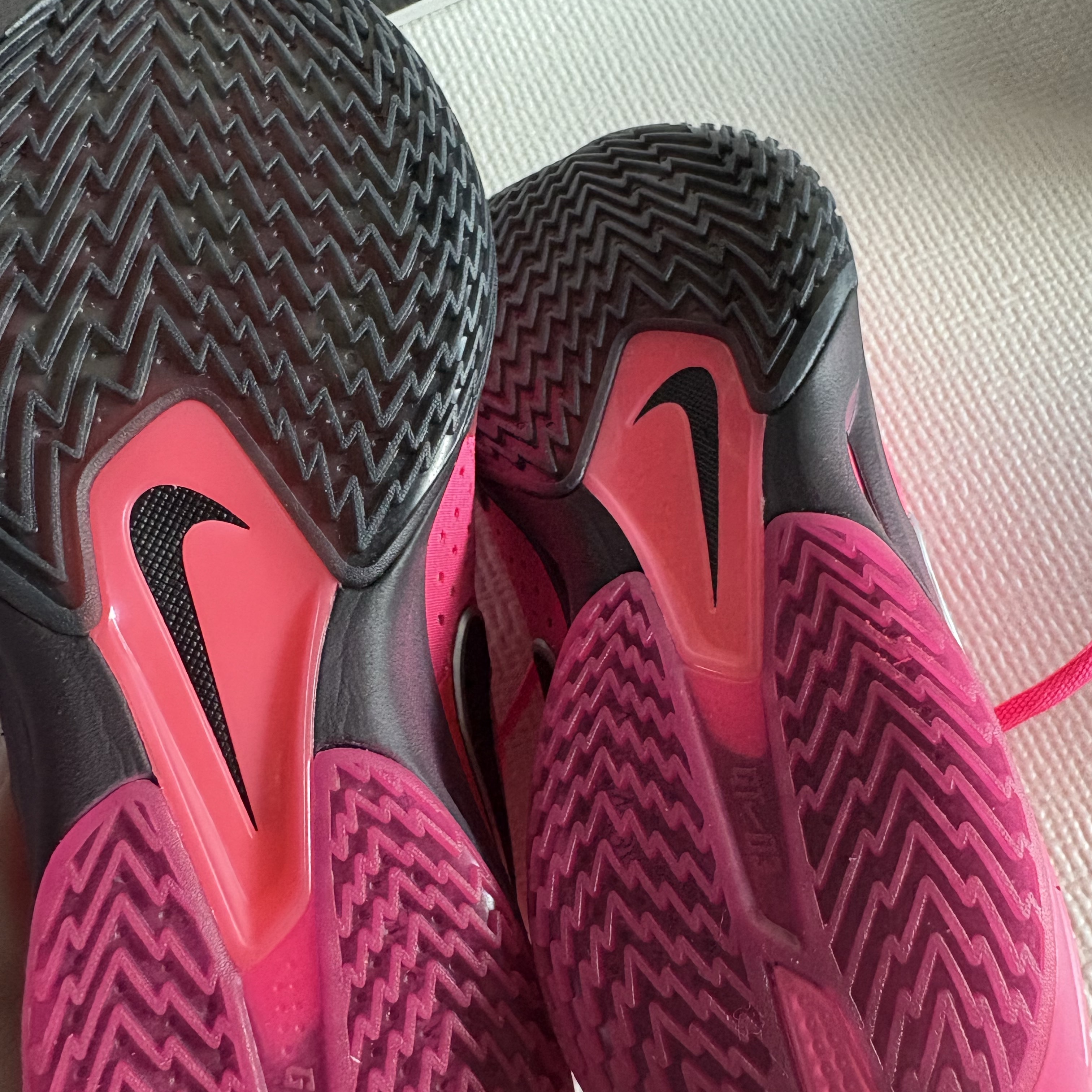 Nike Air Zoom G.T. Cut 3 EP Hyper Pink Metallic Silver 착용 스타일 - 2