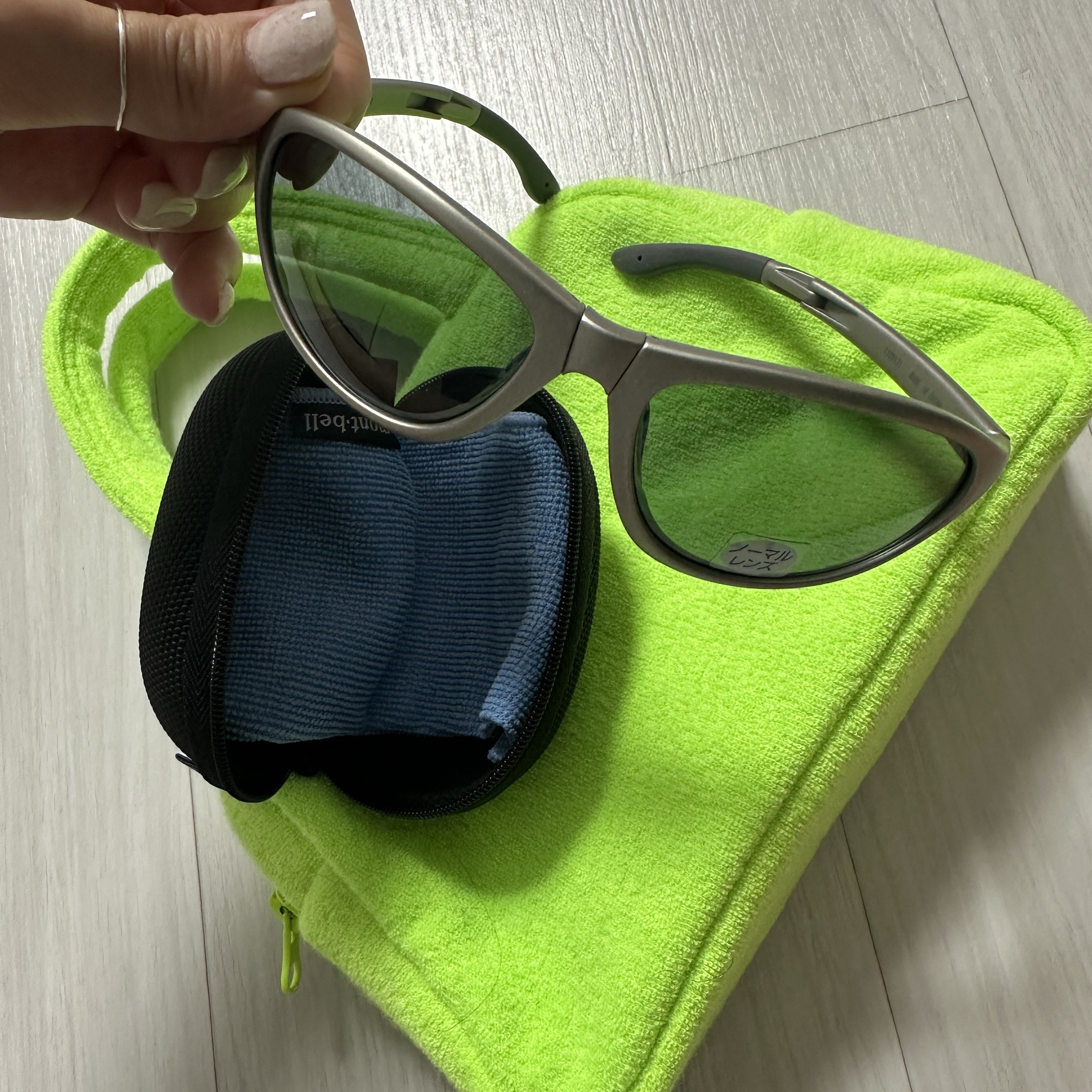 Montbell Trekking Glasses Silver Metallic Light Grey 착용 스타일