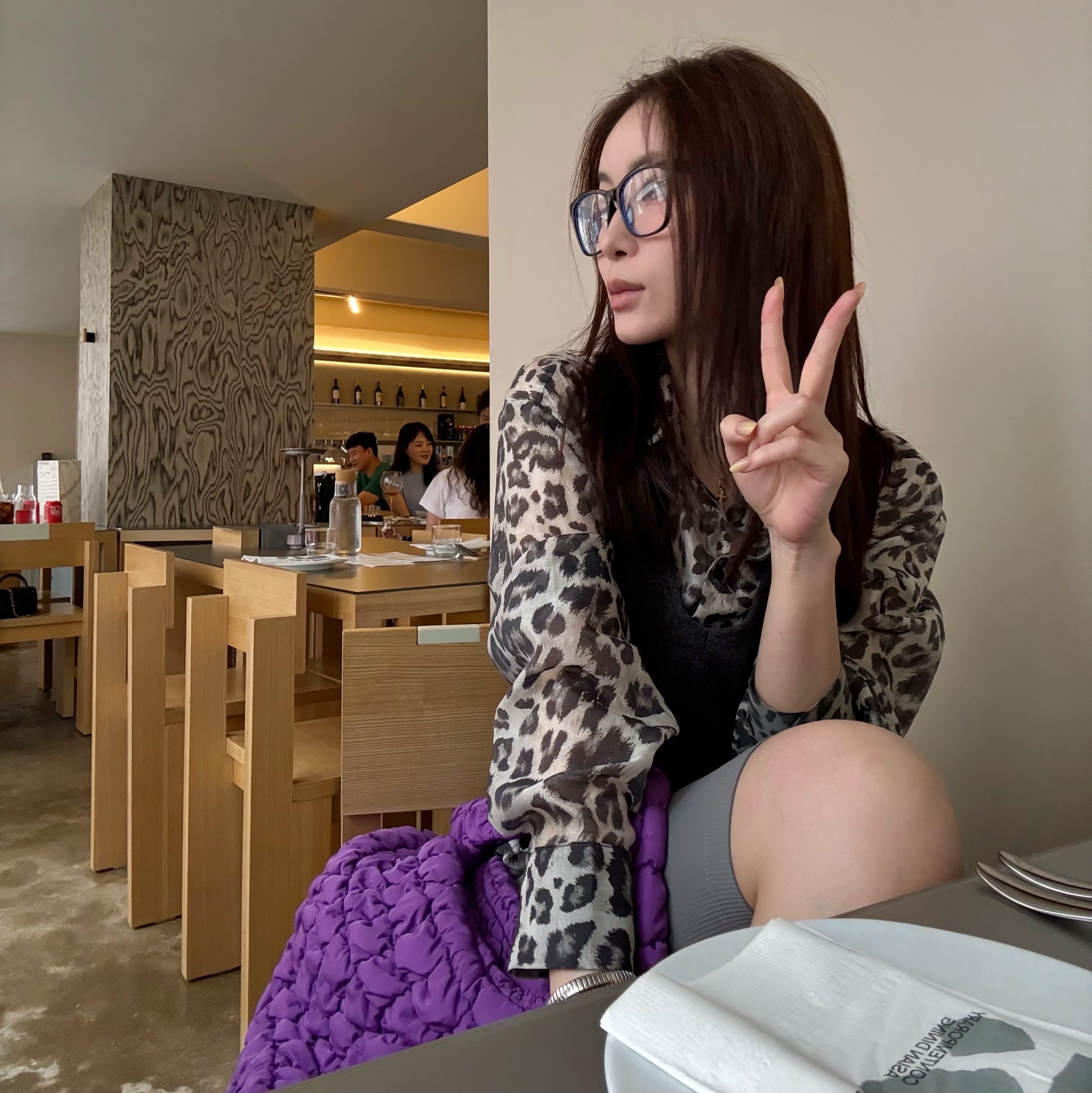 COS Quilted Oversized Shoulder Bag Purple 착용 스타일 - 4