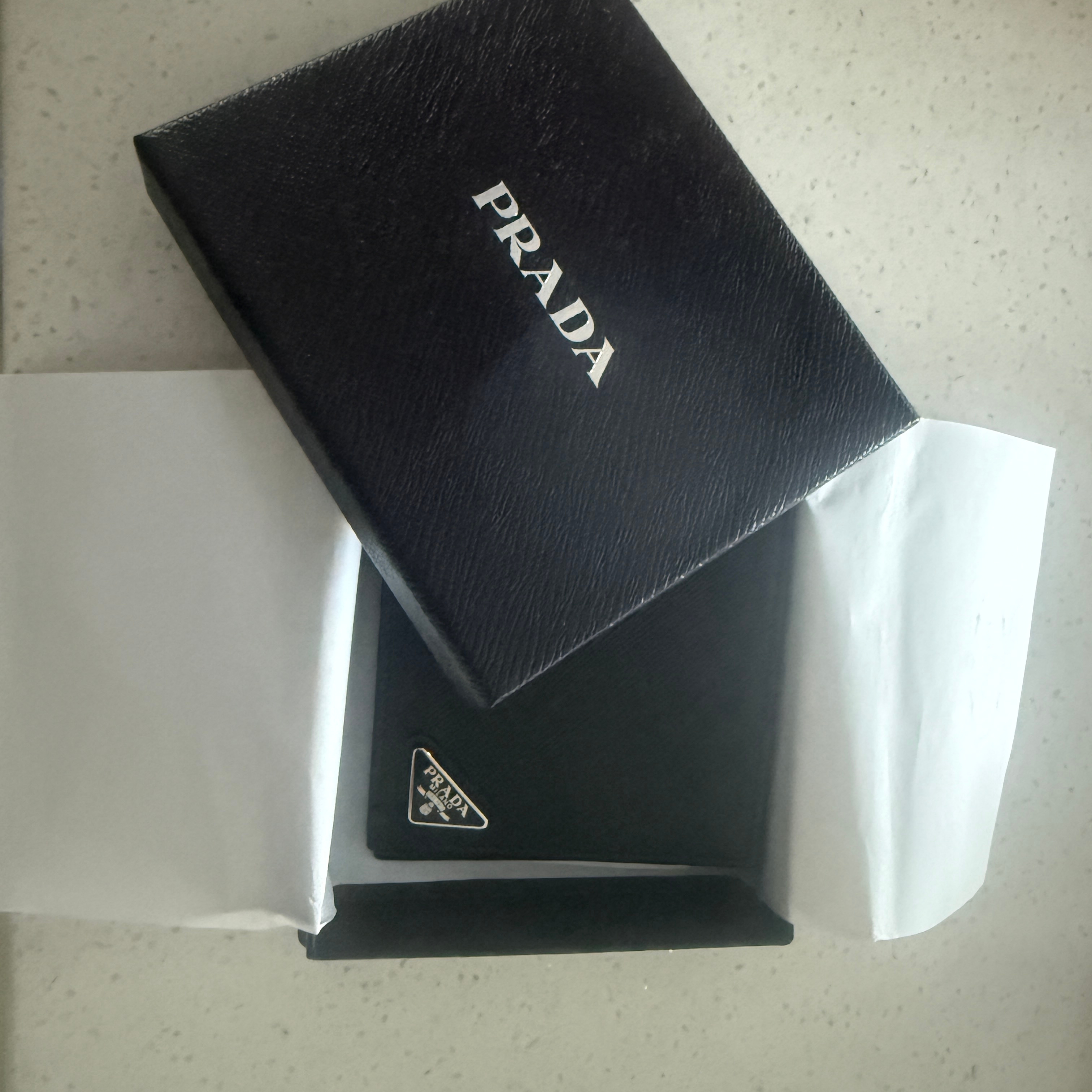 Prada Saffiano Leather Wallet Black 착용 스타일