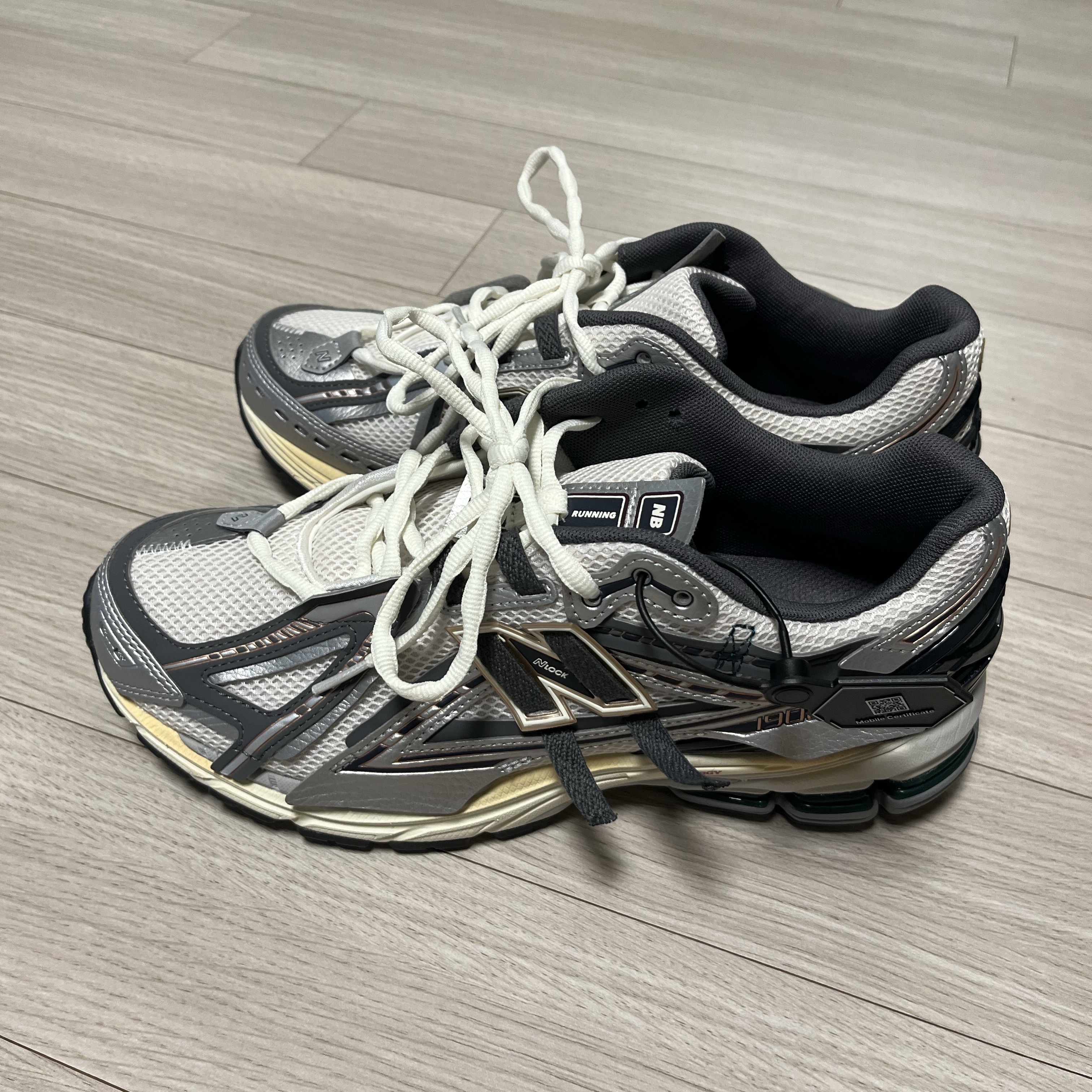 New Balance 1906A Silver Metallic Castlerock, New Balance 1906R White Gold 착용 스타일 - 1