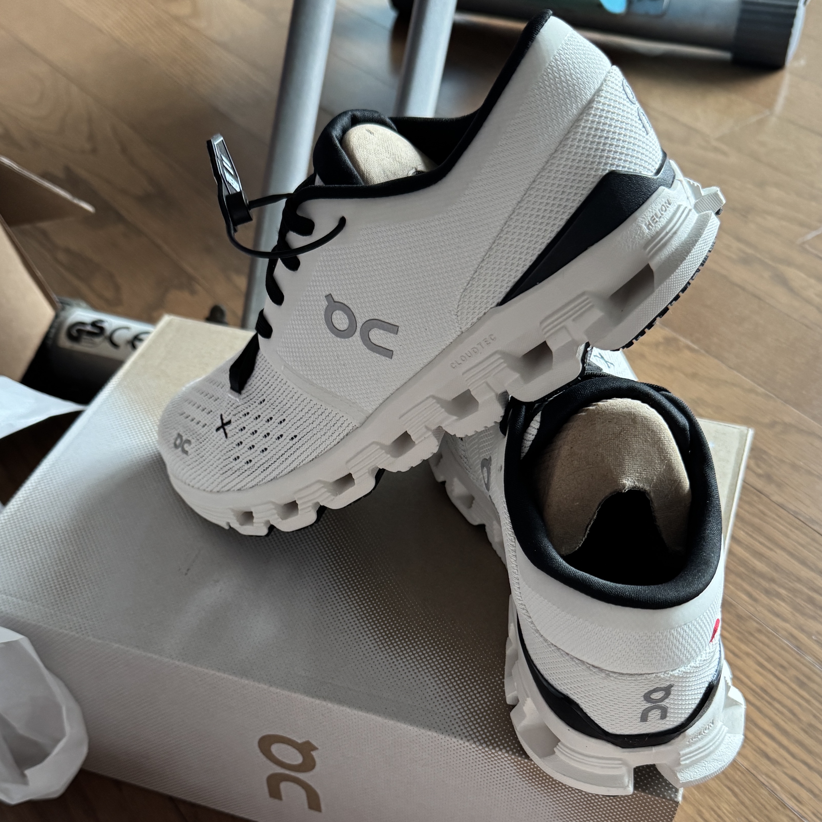 (W) On Running Cloud X 4 Ivory Black 착용 스타일