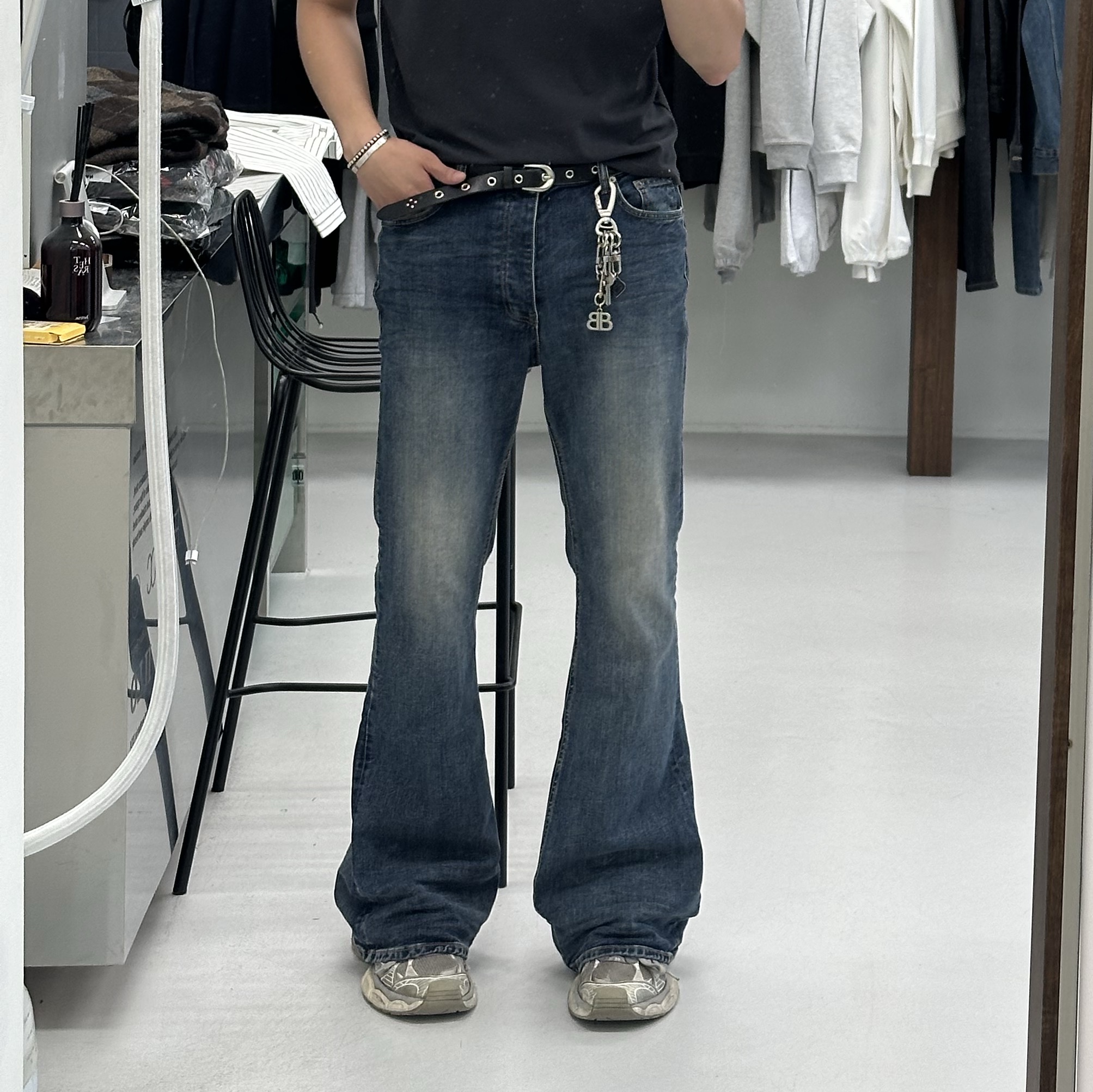 Undermycar Mu.114 Original Logo Washed Slim Flare Jeans Washed Blue 착용 스타일