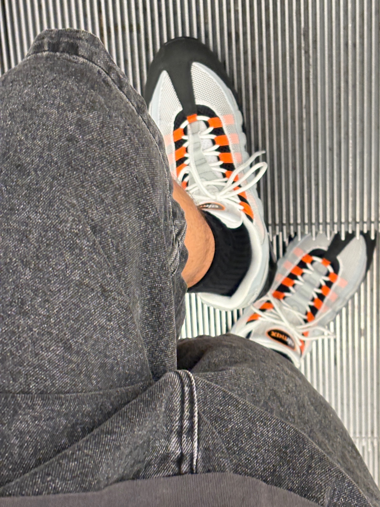 Nike Air Max 95 OG Bright Mandarin 착용 스타일