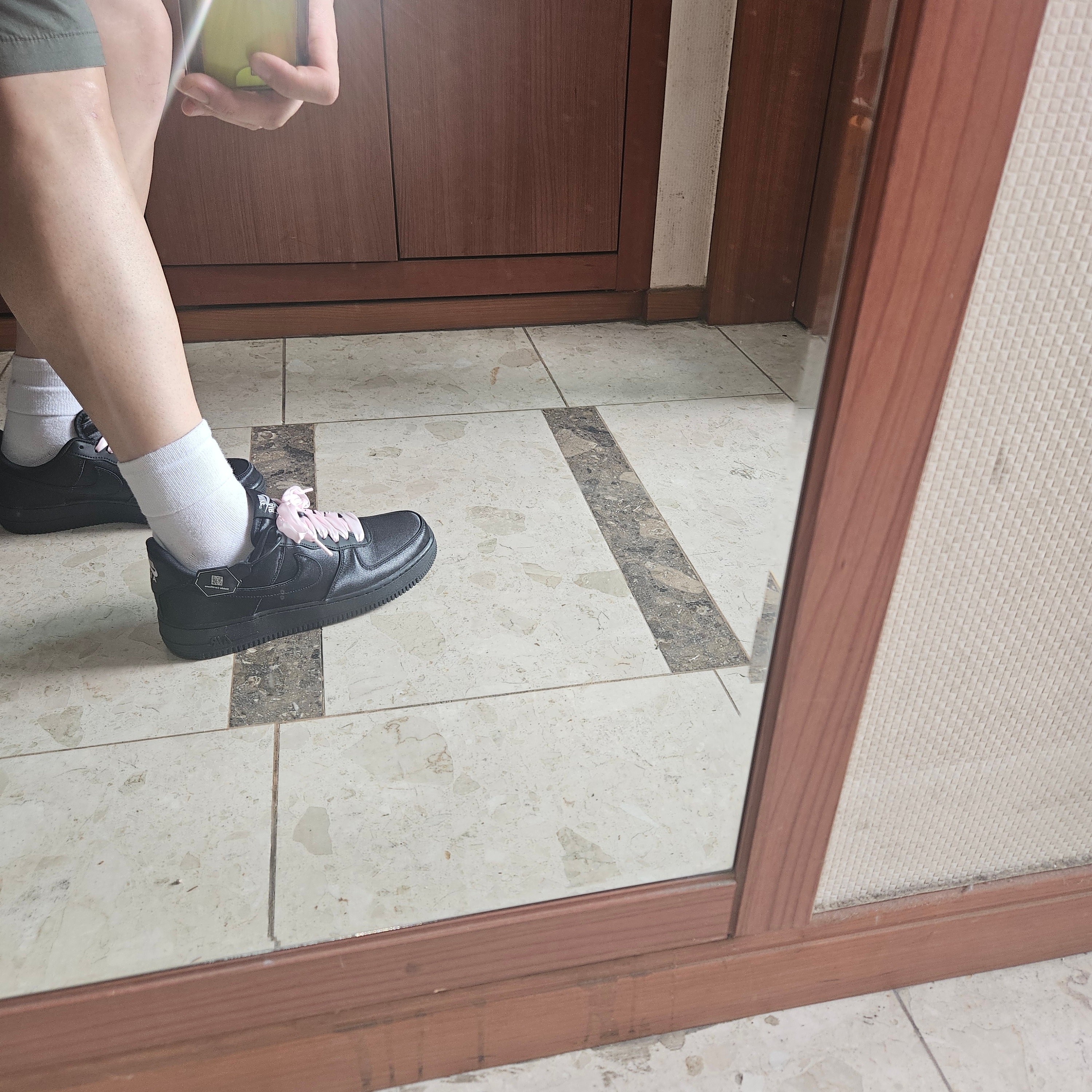 (W) Nike Air Force 1 '07 LV8 Black Pink Ice 착용 스타일 - 2