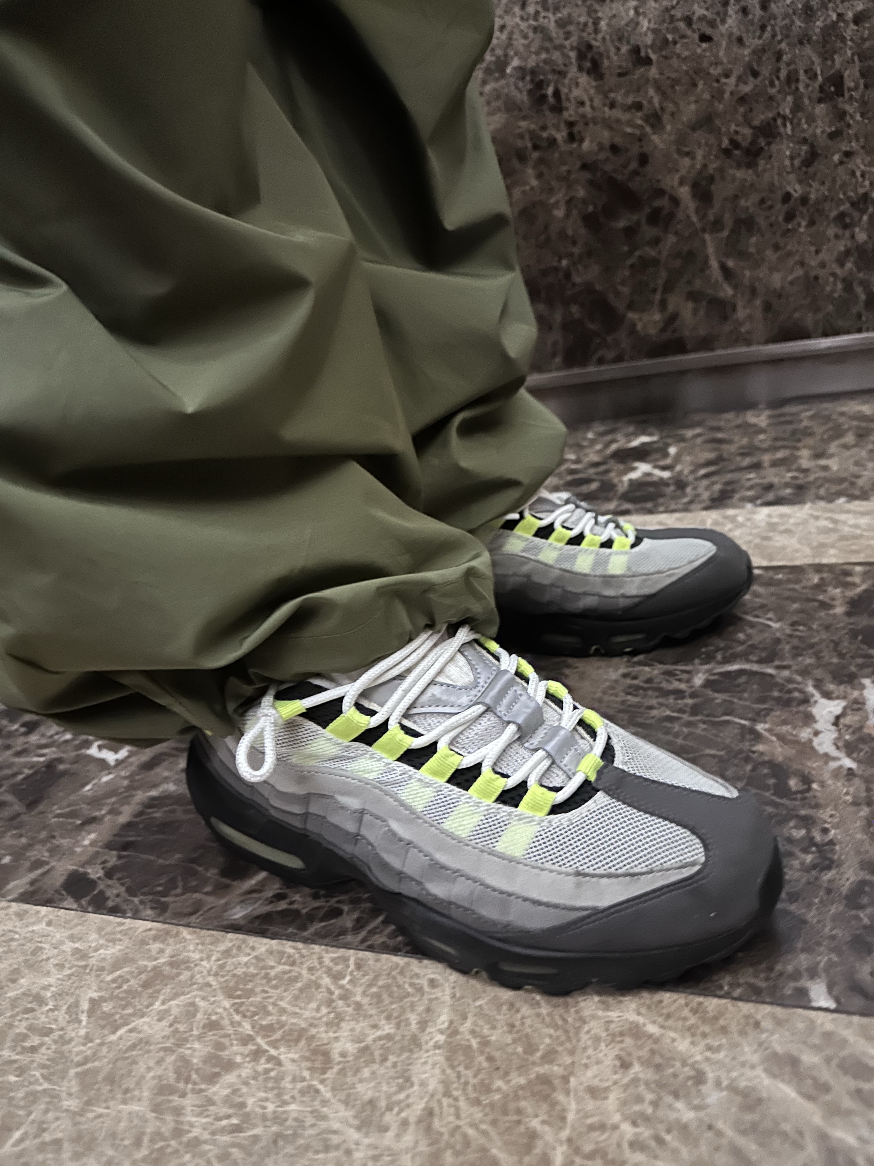 Nike Air Max 95 OG Neon 2015, BAPE 1st Camo By Bathing Ape T-Shirt Grey Green 착용 스타일 - 3