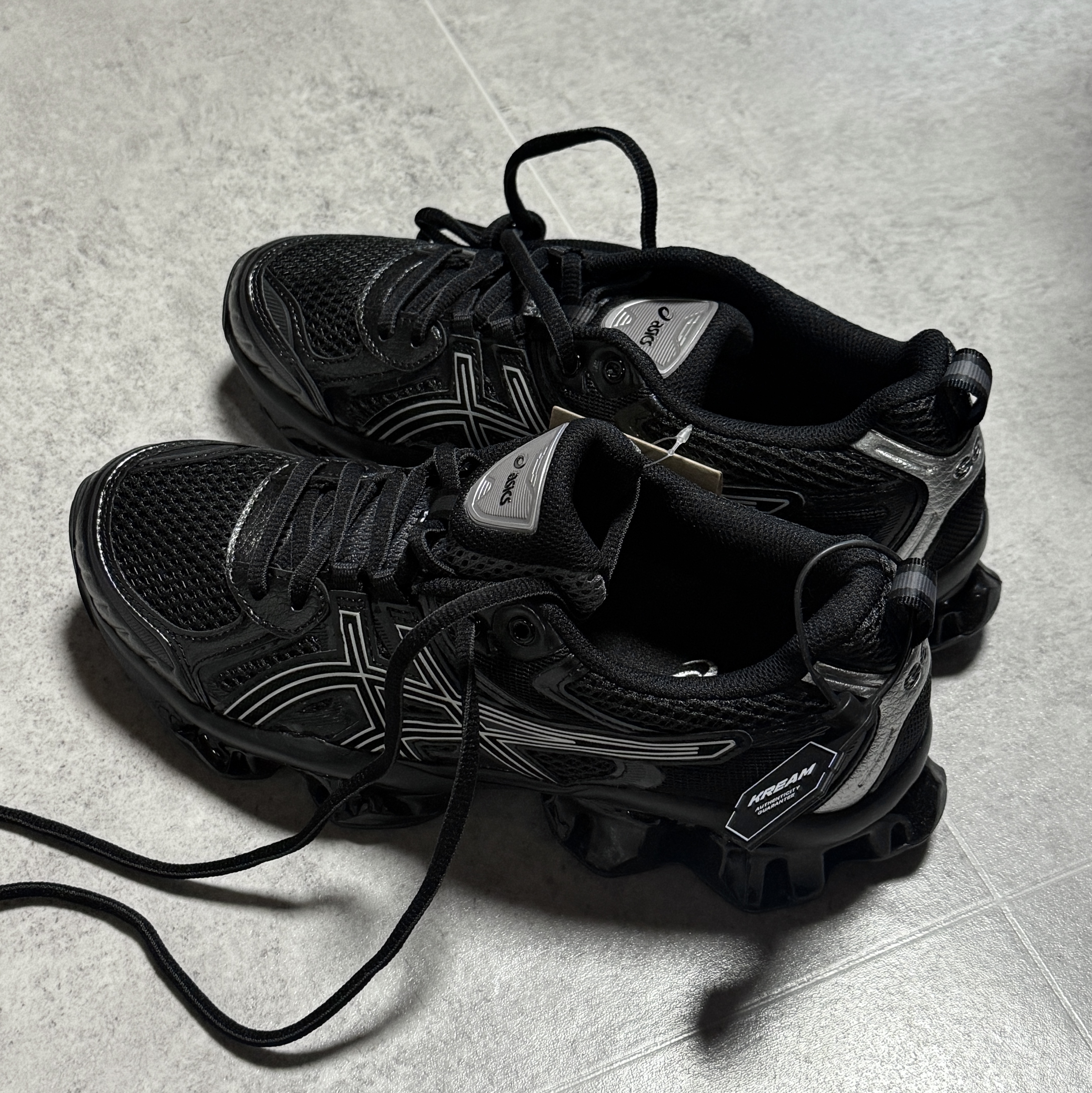 Asics Gel-Quantum Kinetic Graphite Grey Black 착용 스타일