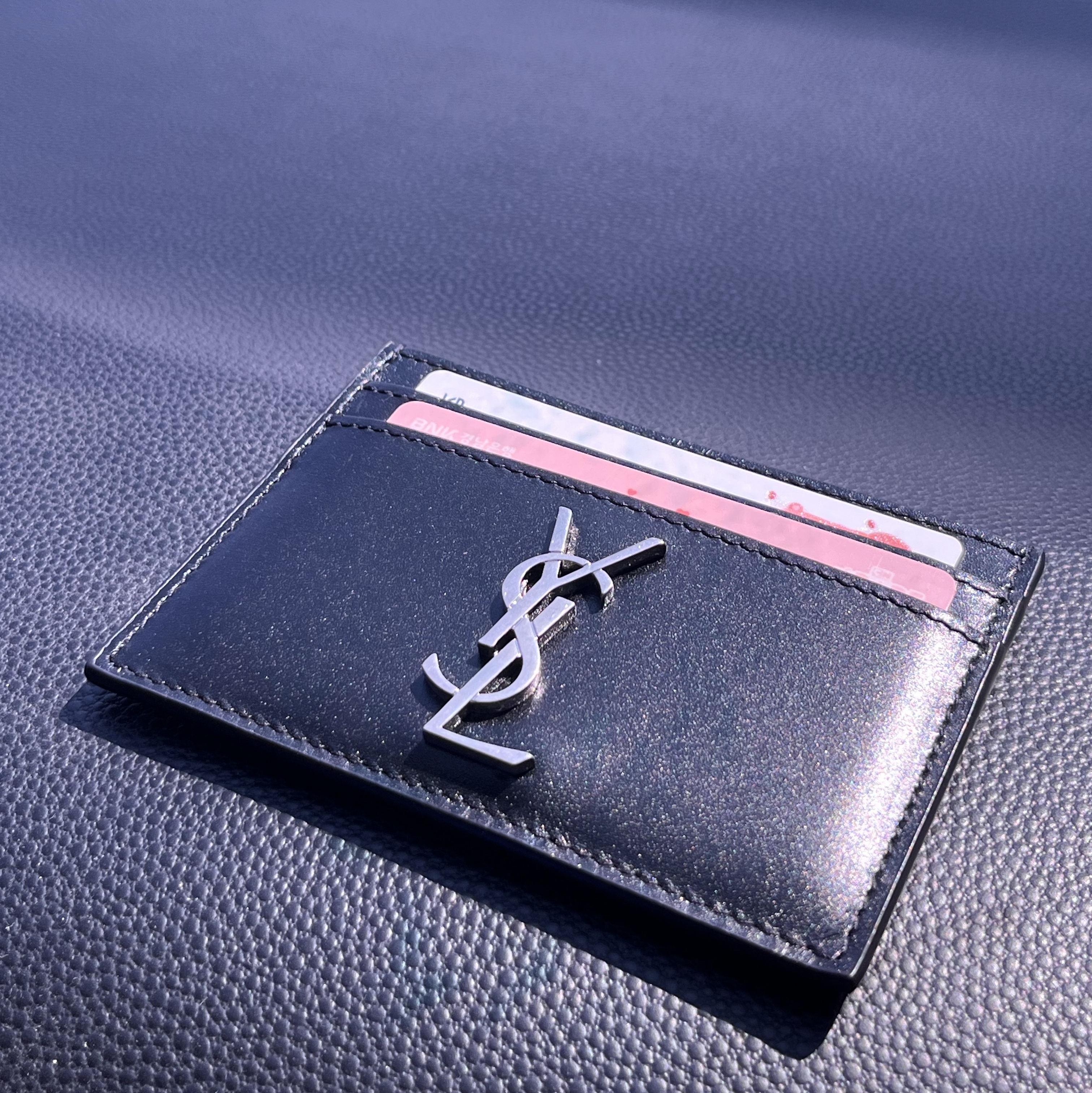 Saint Laurent Monogram Card Case in Smooth Leather Black 착용 스타일
