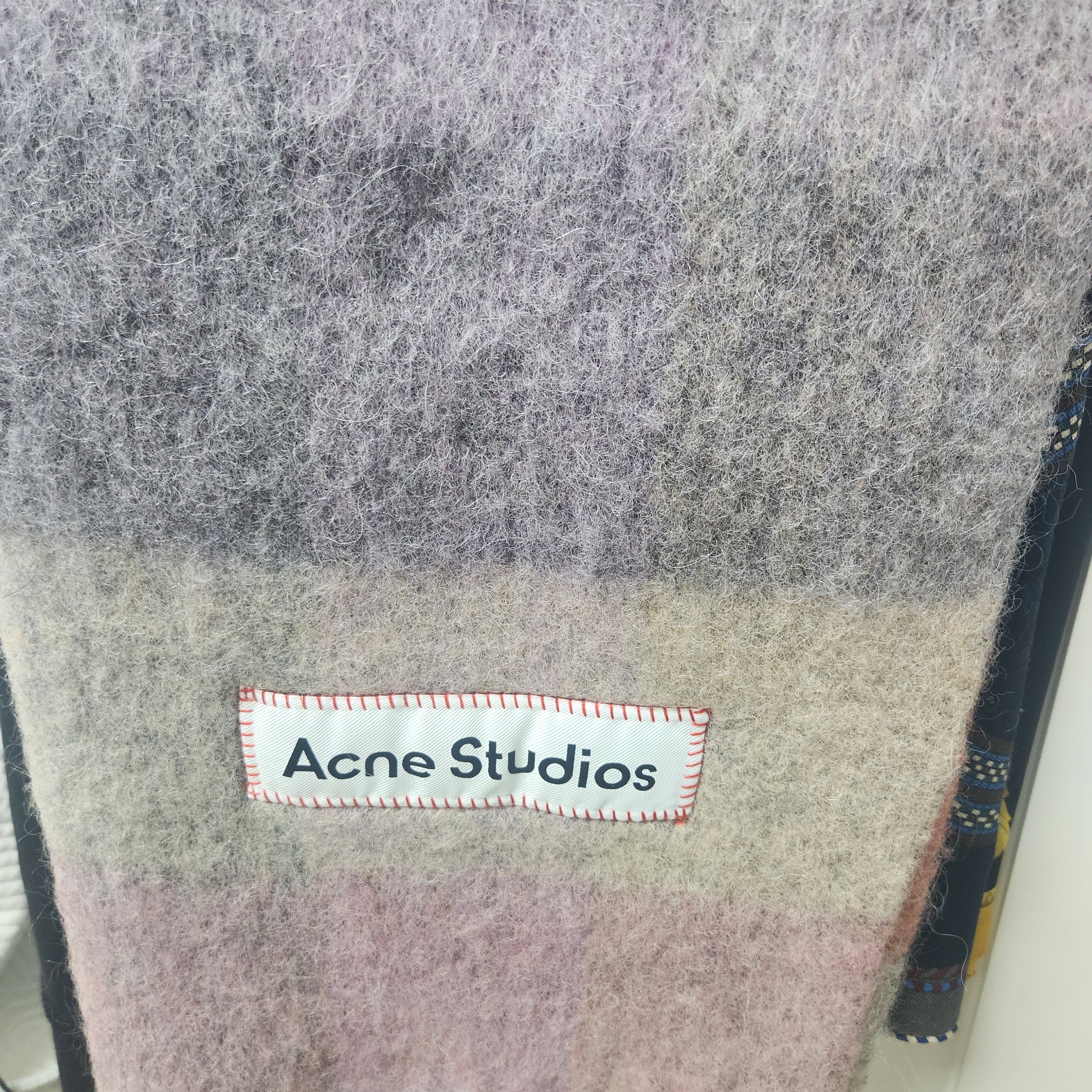 Acne Studios Mohair Check Muffler Fuchsia Lilac Pink 착용 스타일