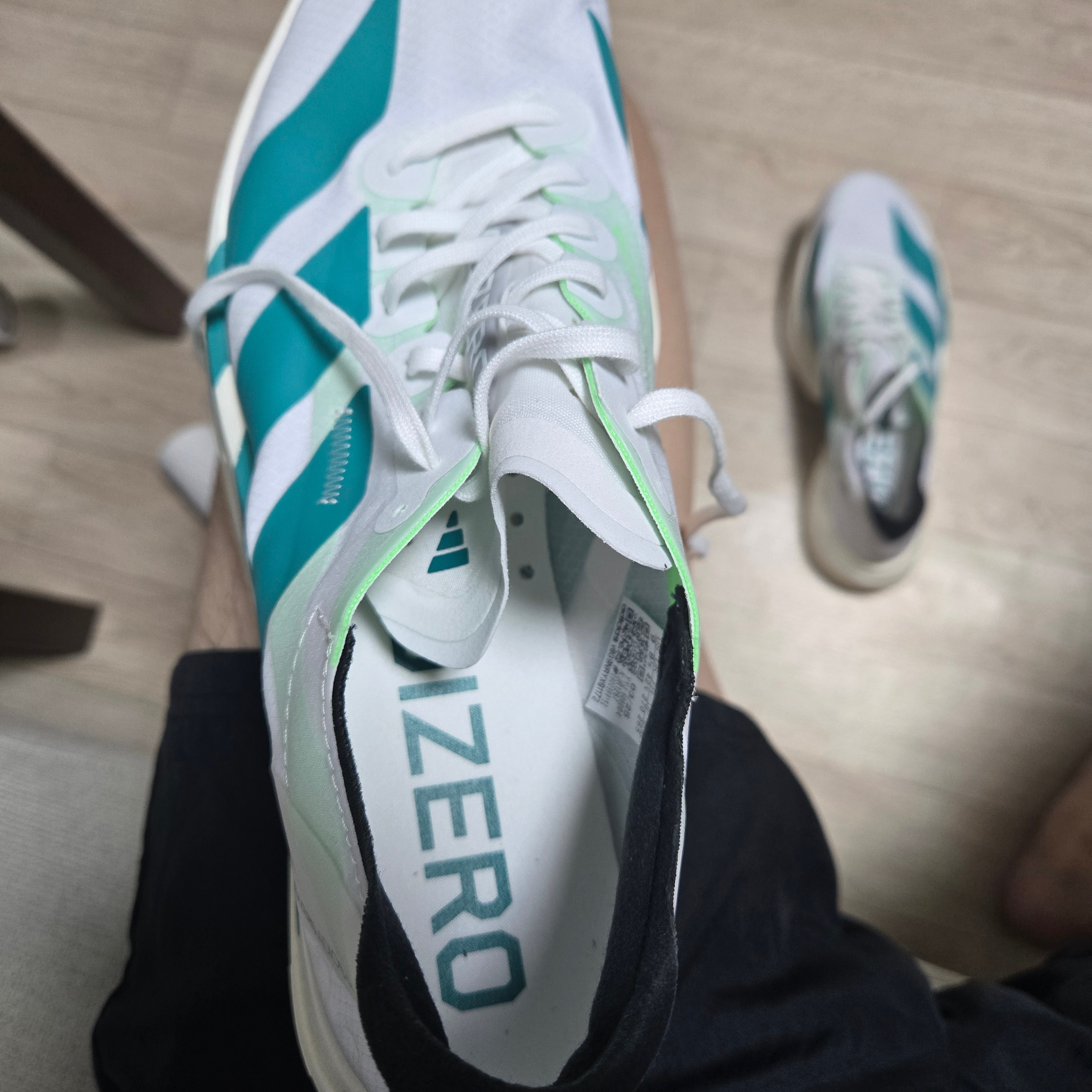 Adidas Adizero Adios Pro 4 Cloud White Pure Teal 착용 스타일 - 3