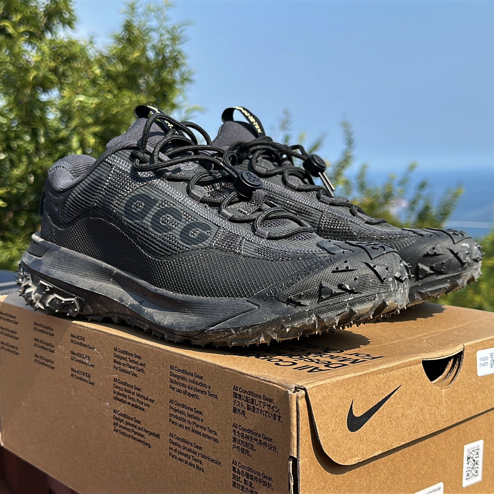 Nike ACG Mountain Fly 2 Low Gore-Tex Black and Dark Smoke Grey 착용 스타일 - 4