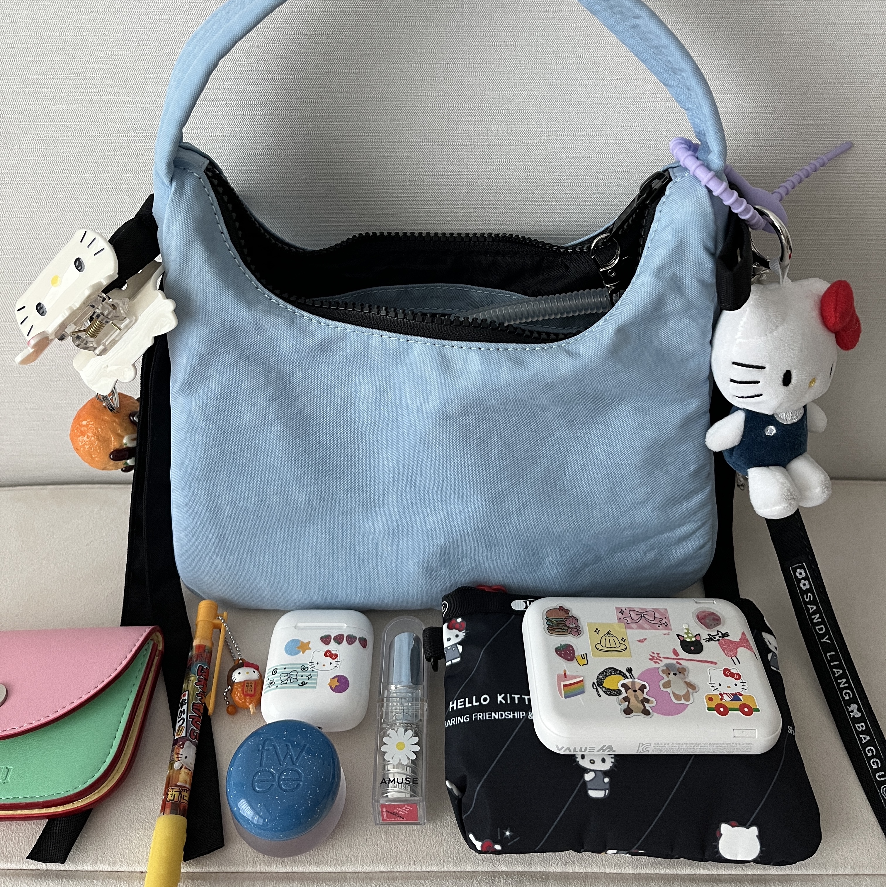 Sanrio Hello Kitty Mini Mascot Holder, Sandy Liang x Baggu Bow Mini Bag Powder Blue 착용 스타일 - 1