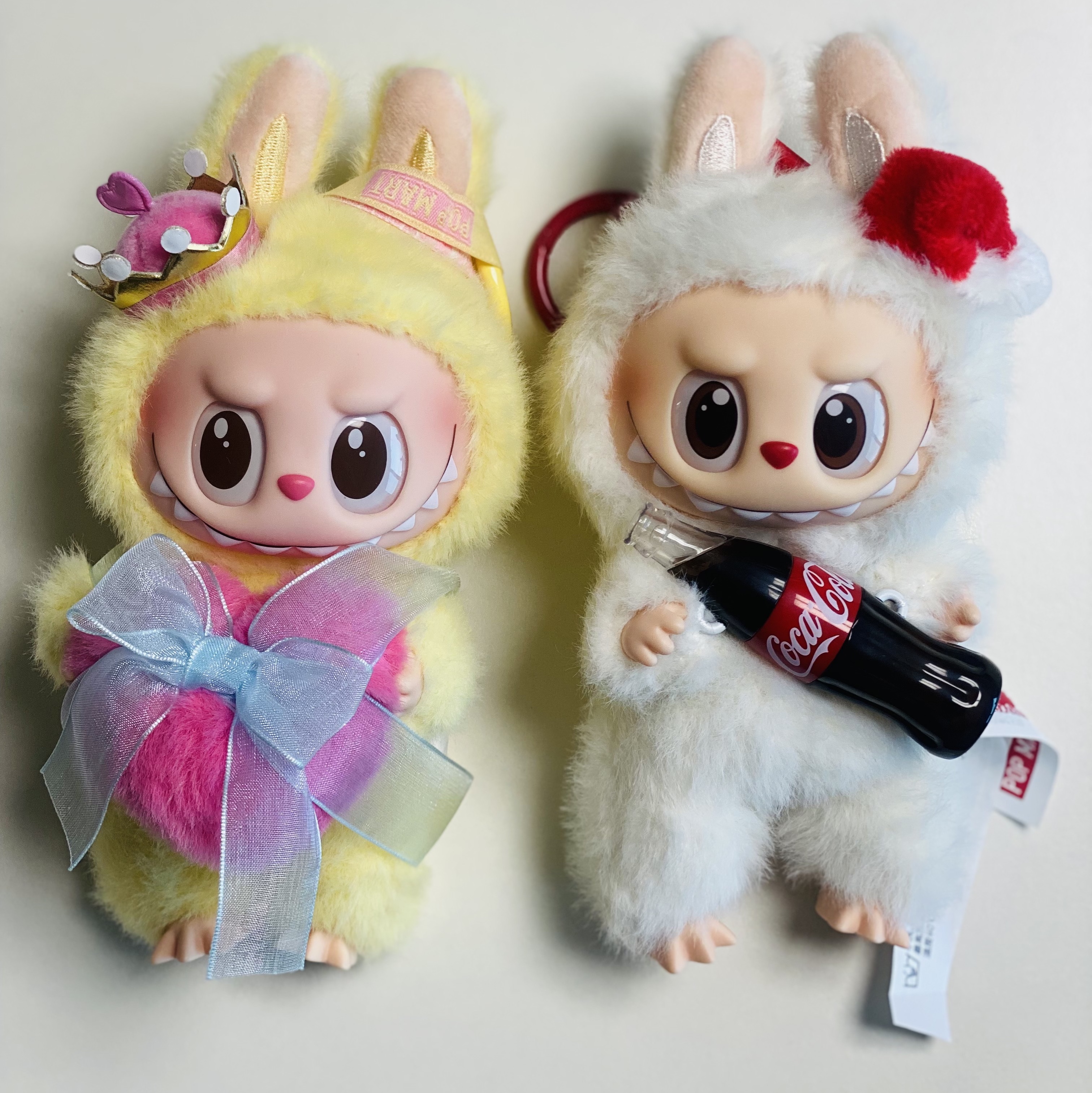Pop Mart Labubu Coca Cola Series Surprise Shake Keyring (Opened Case) 착용 스타일