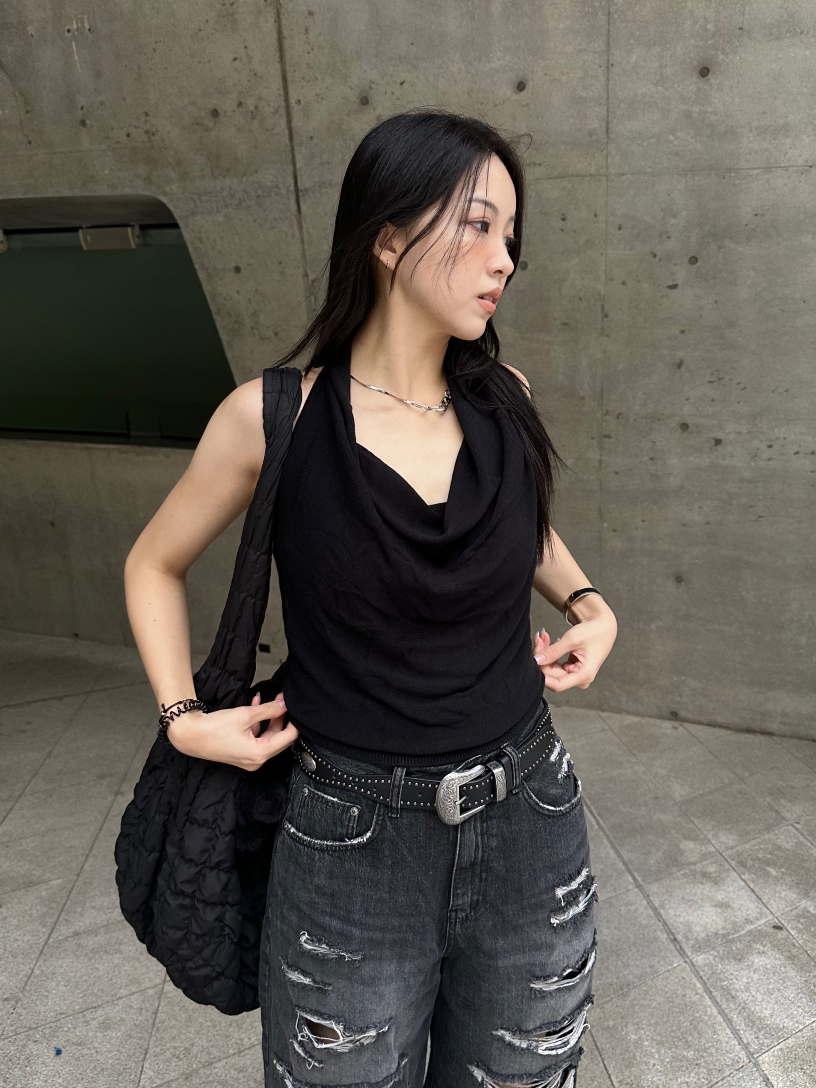 COS Quilted Oversized Shoulder Bag Black, Nike Air Force 1 '07 Low Triple Black 착용 스타일 - 3