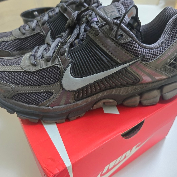 Nike Zoom Vomero 5 Cave Stone 착용 스타일