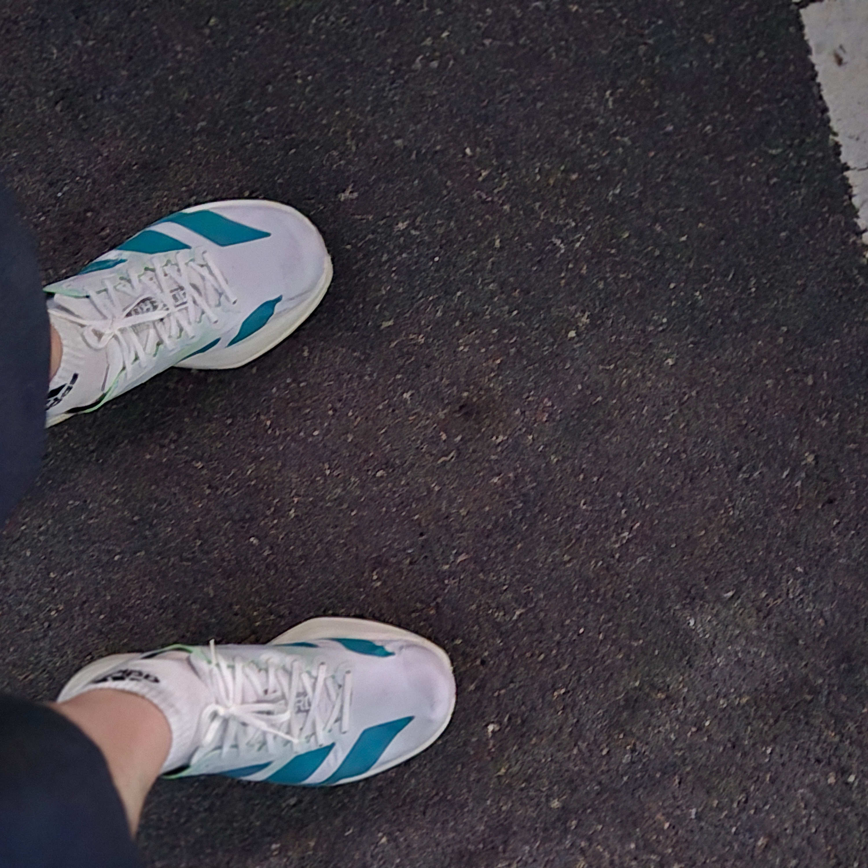 Adidas Adizero Adios Pro 4 Cloud White Pure Teal 착용 스타일 - 2