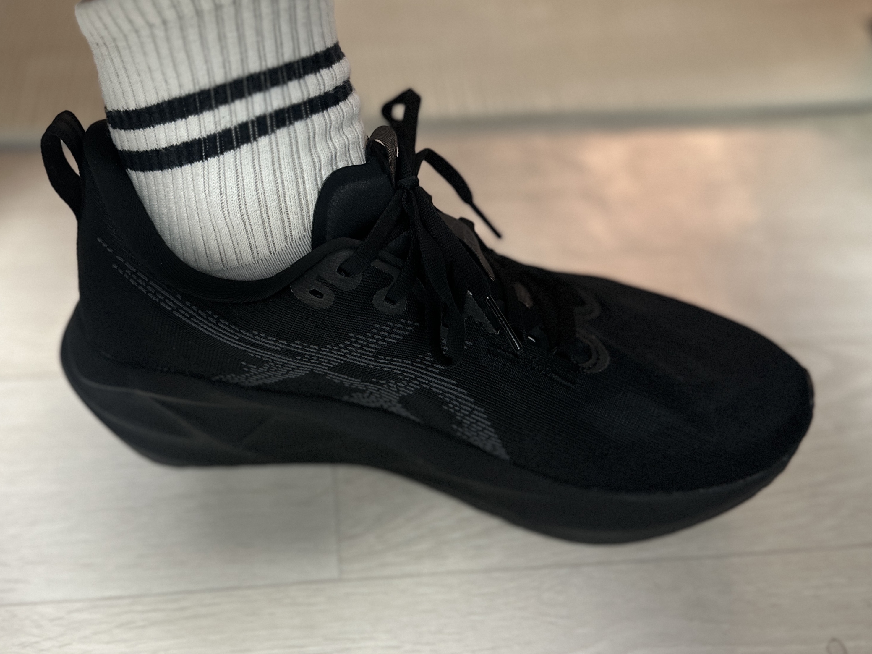 Asics Novablast 5 Black Carrier Grey - 2E Wide 착용 스타일