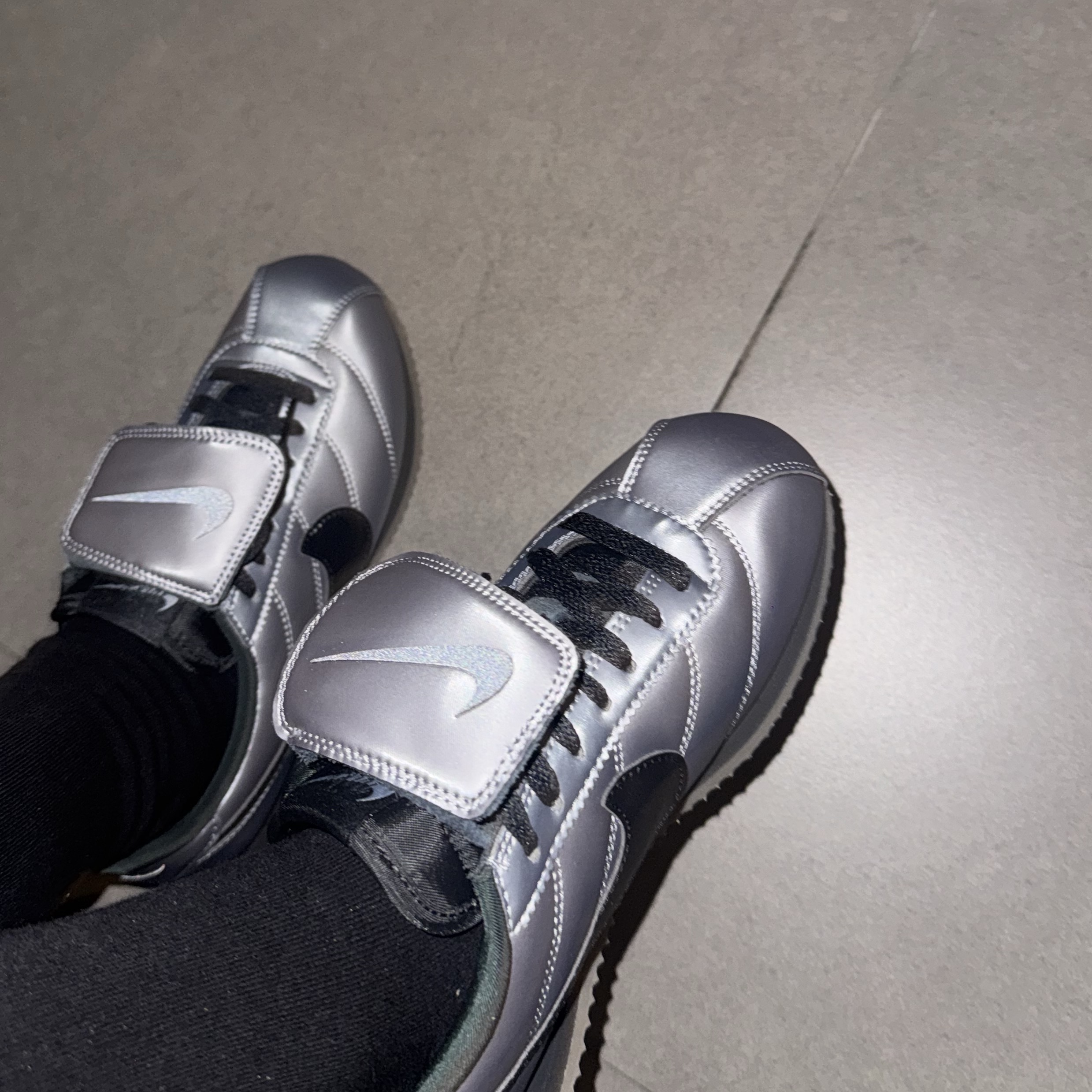 Nike Cortez Leather SE Metallic Cool Grey Black 착용 스타일 - 1